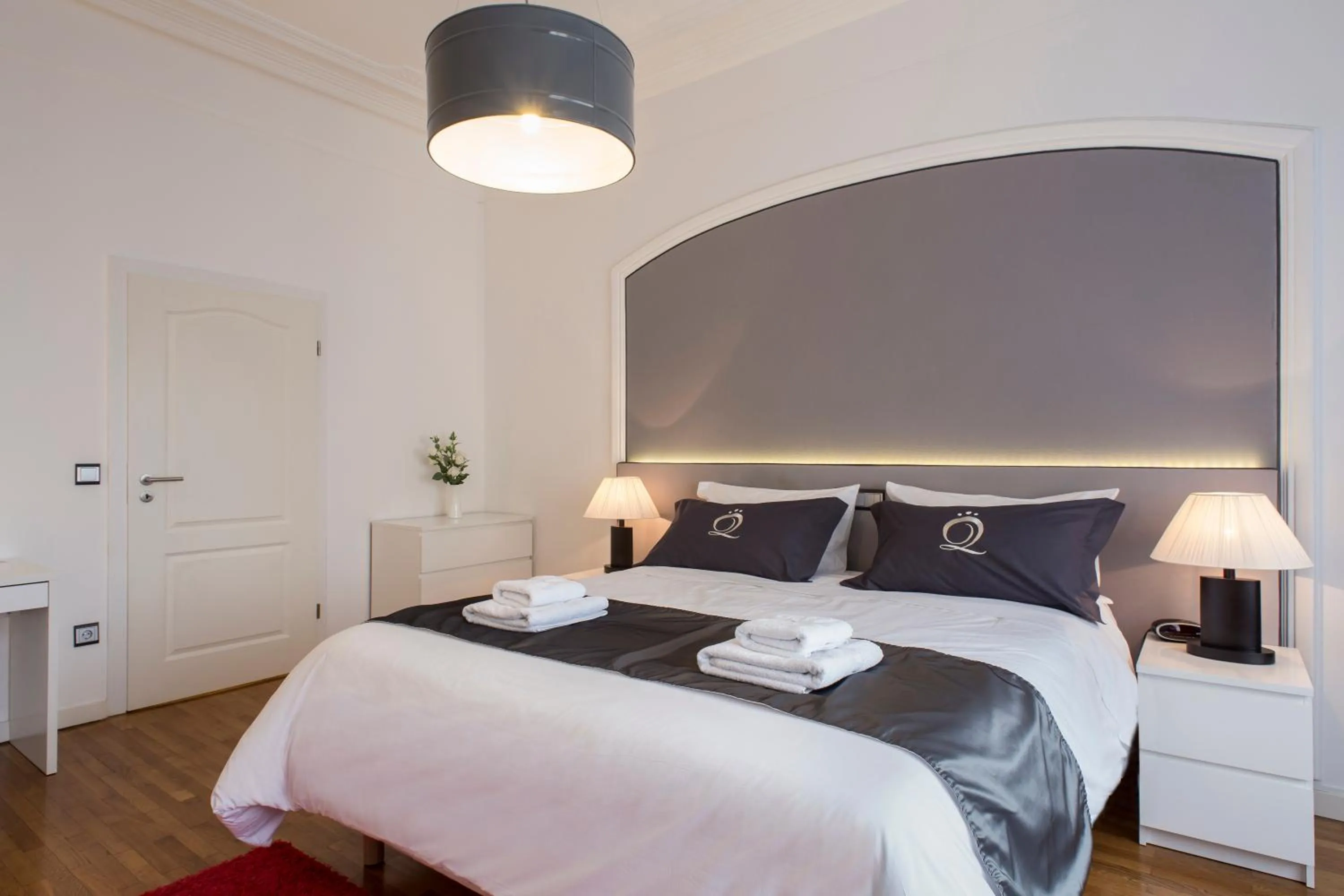 Bedroom, Bed in The Queen Luxury Apartments - Villa Liberty