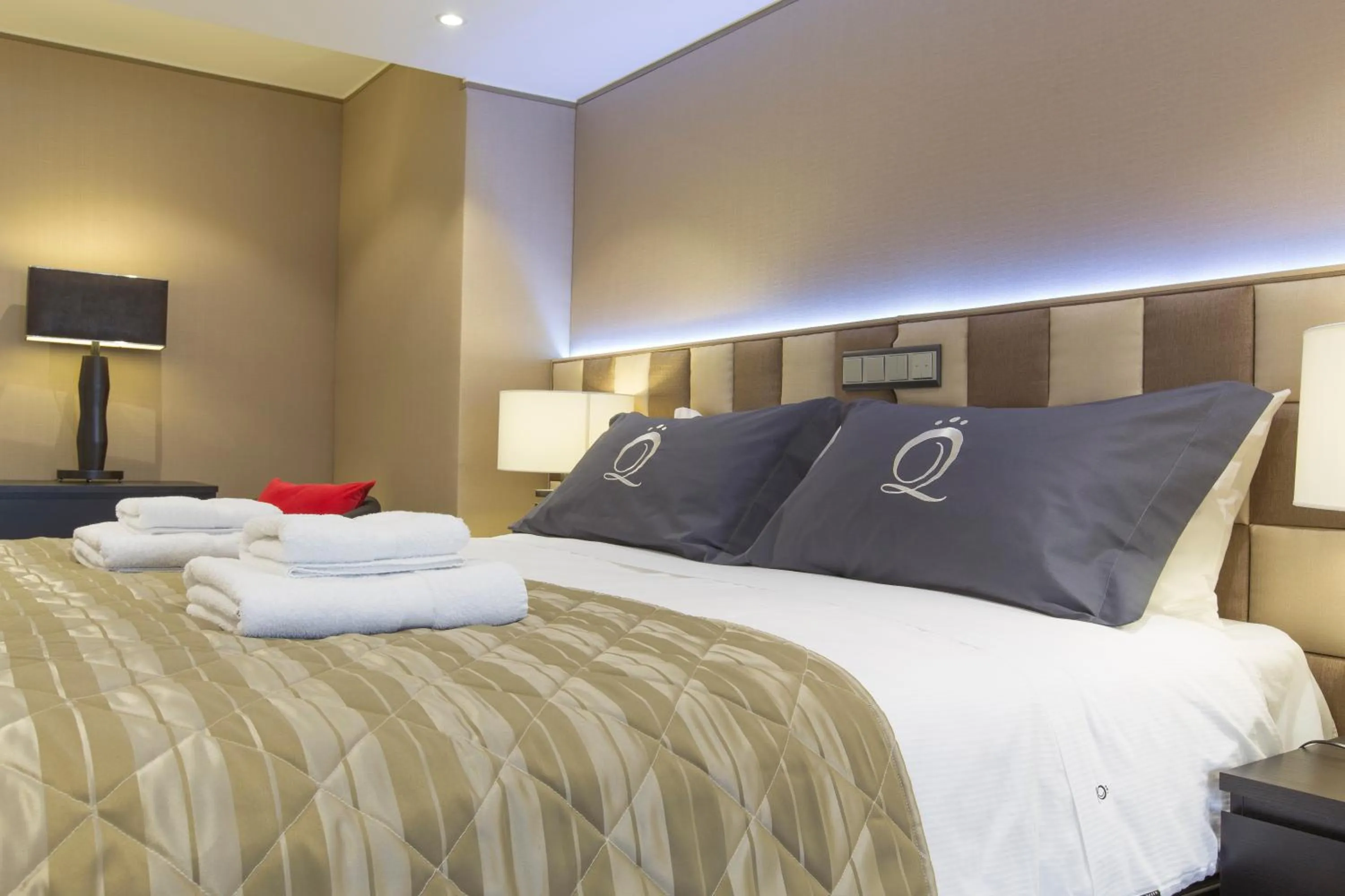 Bedroom, Bed in The Queen Luxury Apartments - Villa Liberty