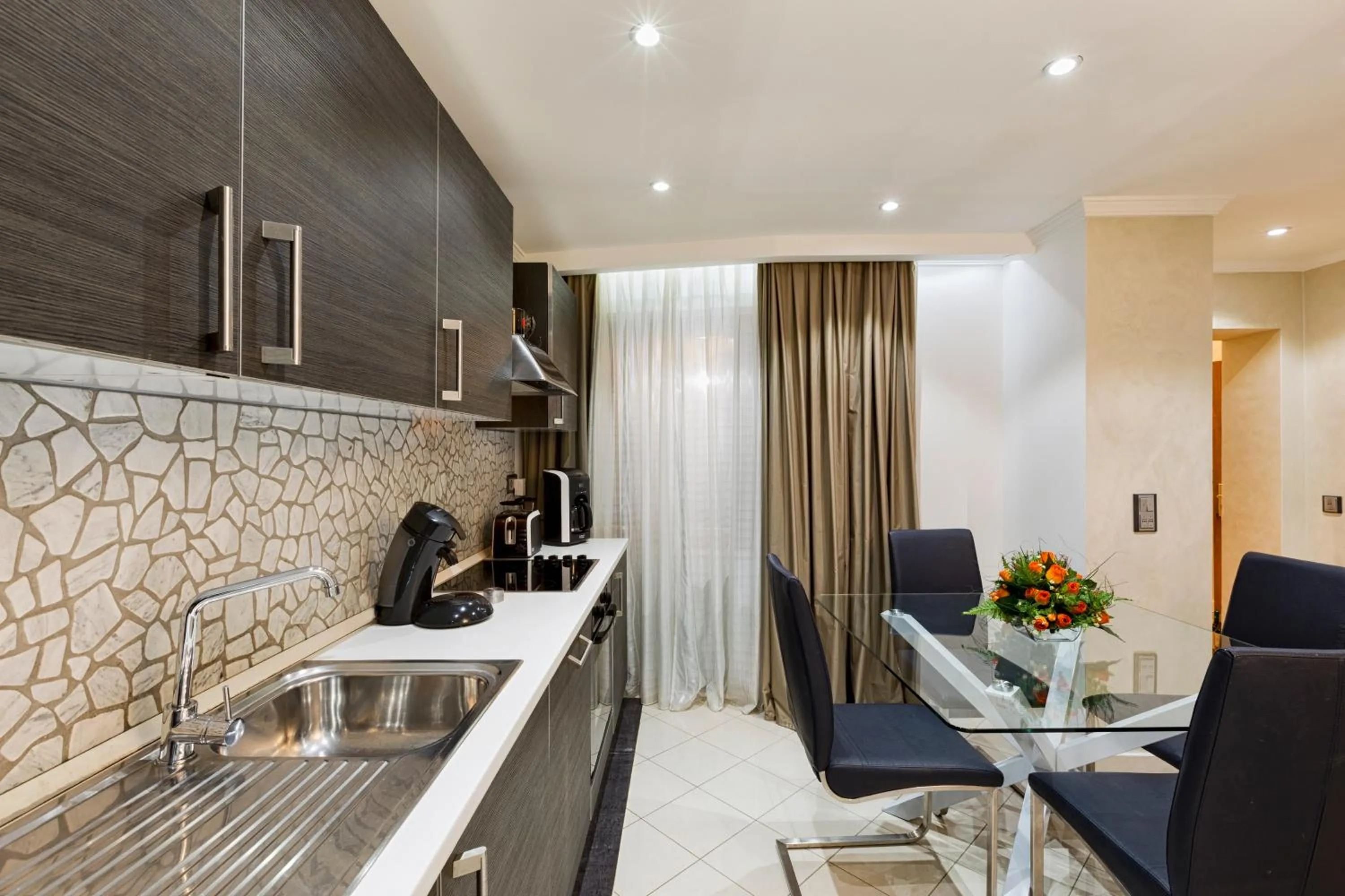 Kitchen or kitchenette in The Queen Luxury Apartments - Villa Liberty