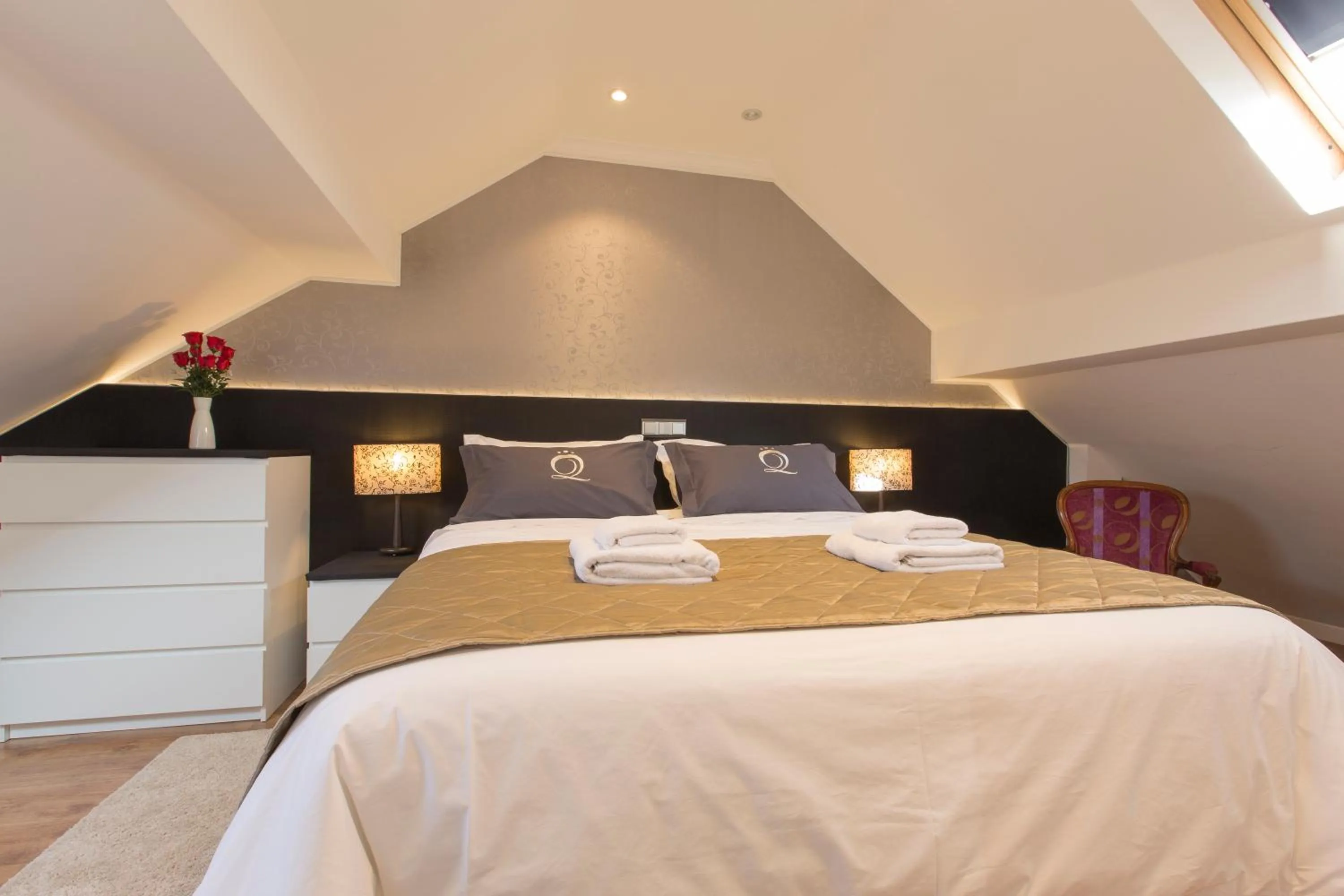 Bedroom, Bed in The Queen Luxury Apartments - Villa Liberty