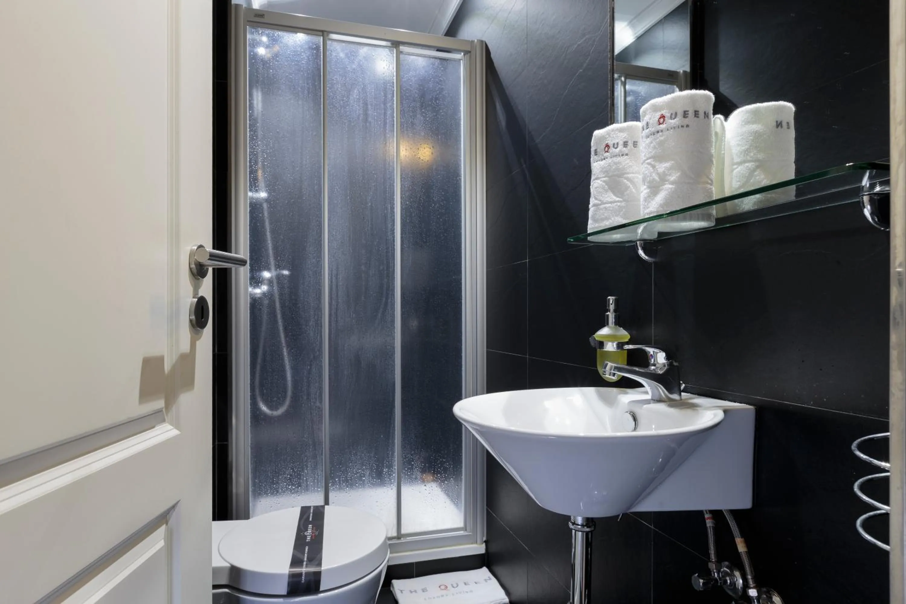 Shower in The Queen Luxury Apartments - Villa Liberty