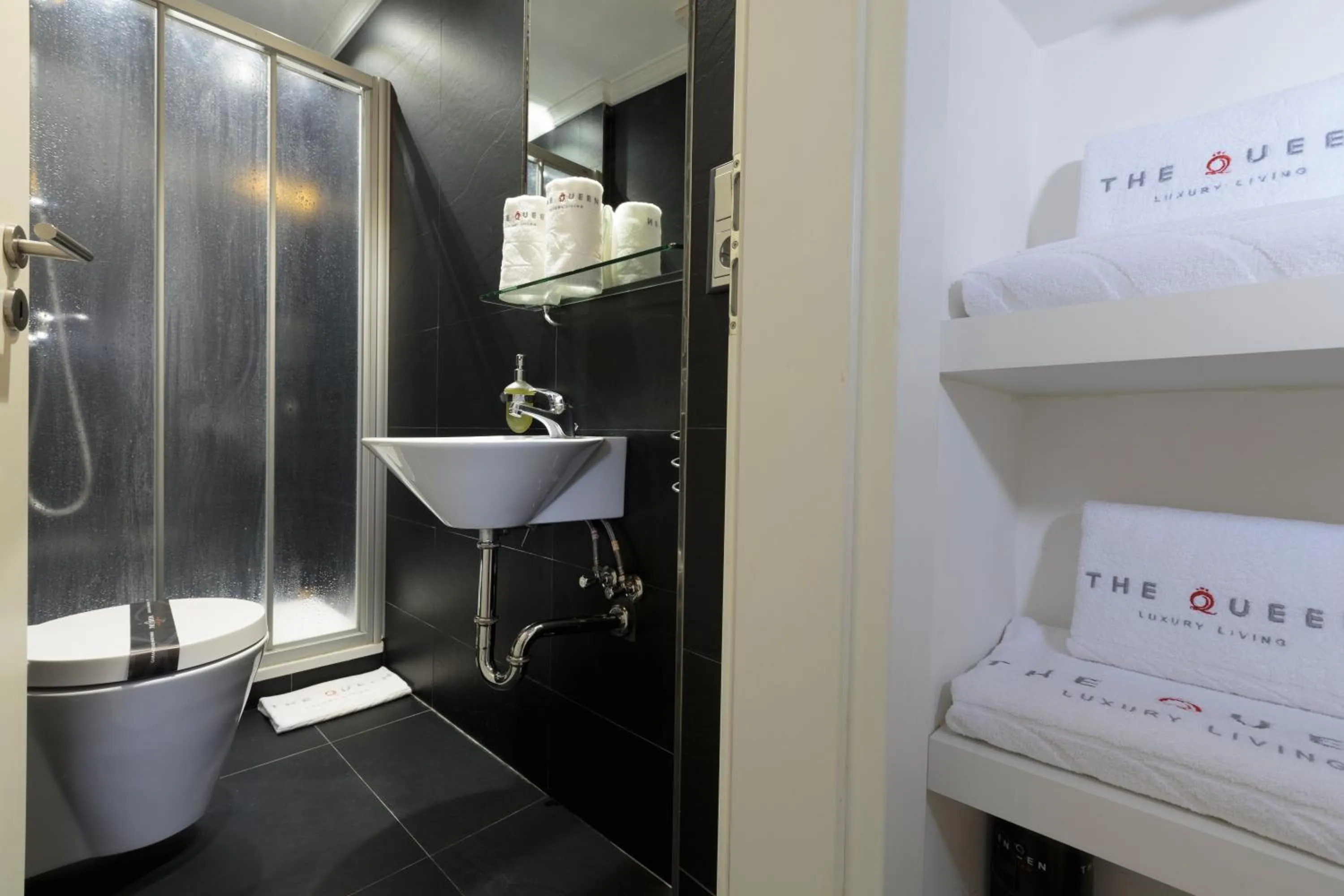 Shower in The Queen Luxury Apartments - Villa Liberty