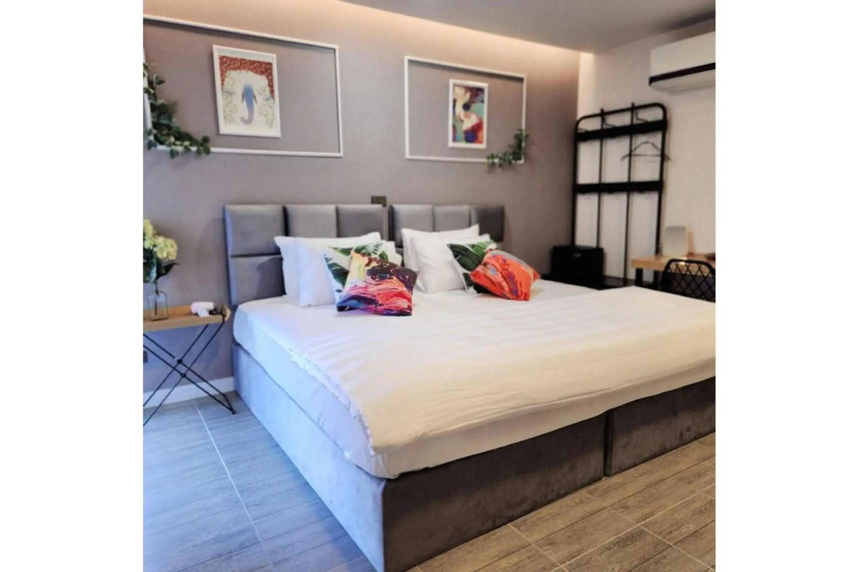 Deluxe Double Room in Capital O 75422 Million Pillows Deluxe Double Room in Capital O 75422 Million Pillows