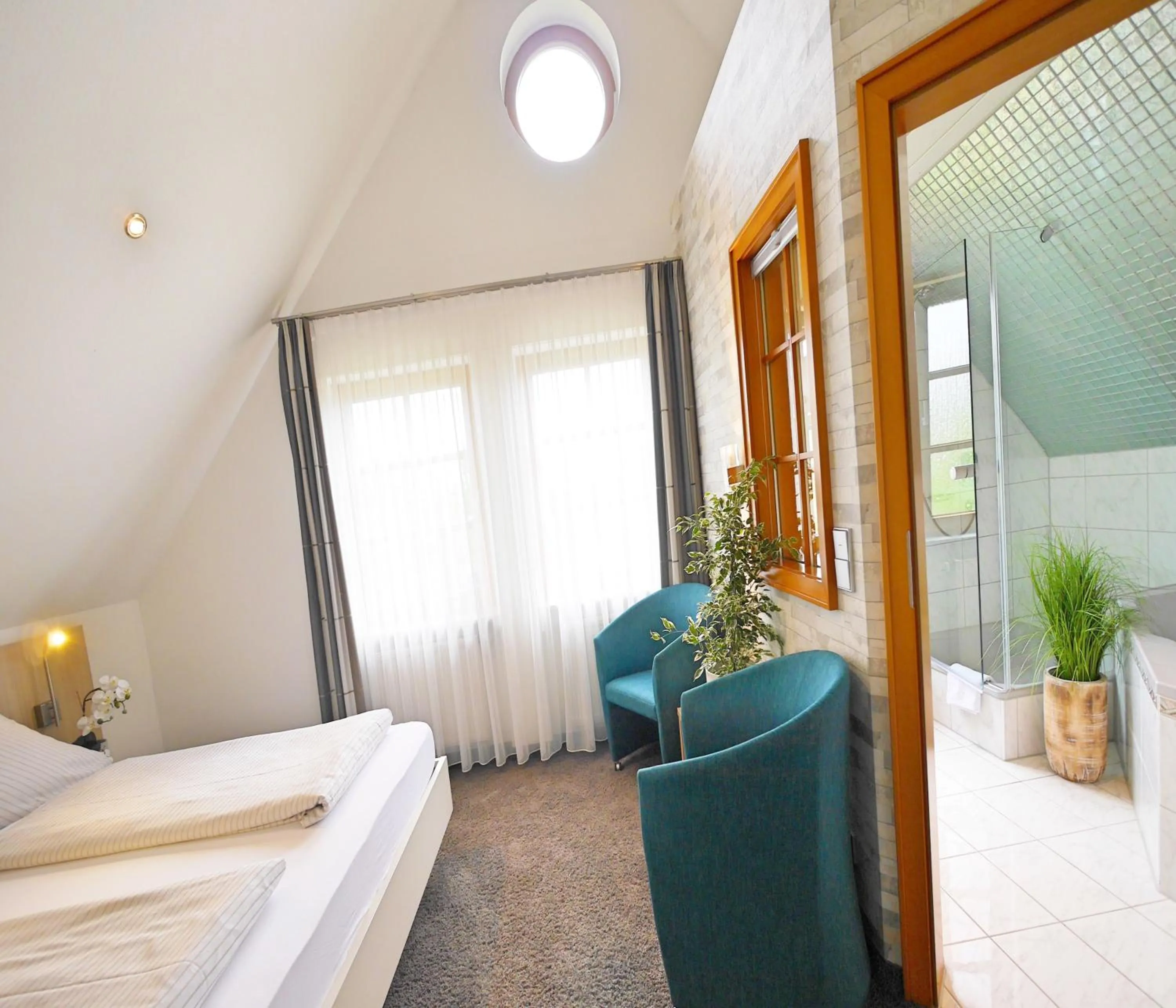 Bathroom, Bed in Kohlers Hotel Engel