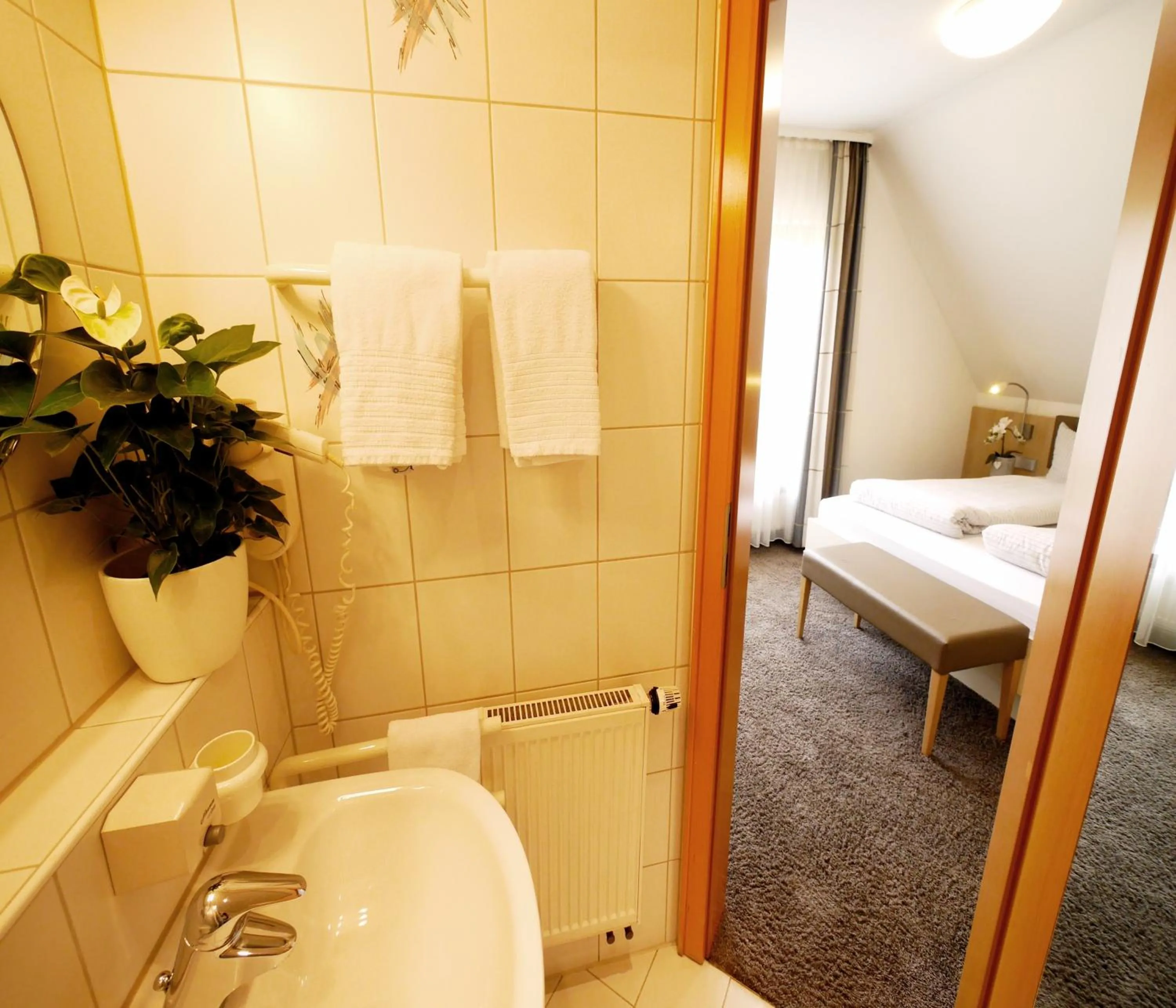 Bathroom, Bed in Kohlers Hotel Engel