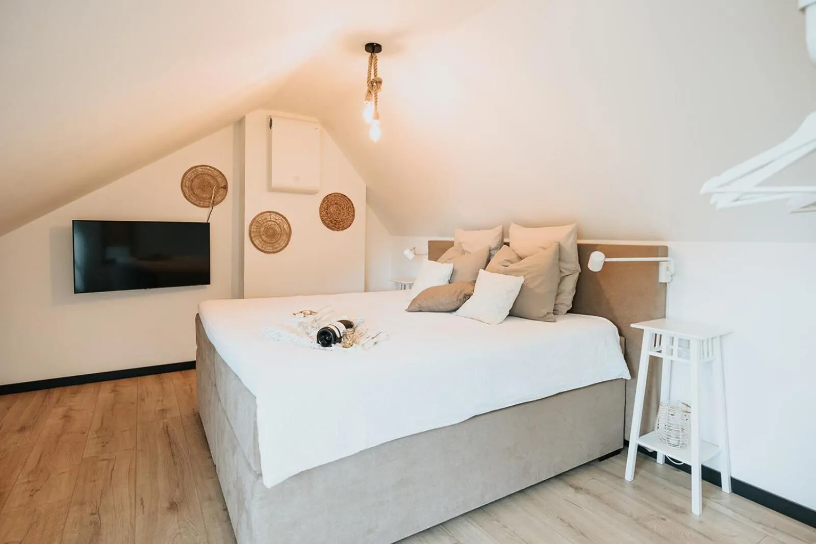 Communal lounge/ TV room, Bed in Vida Verde