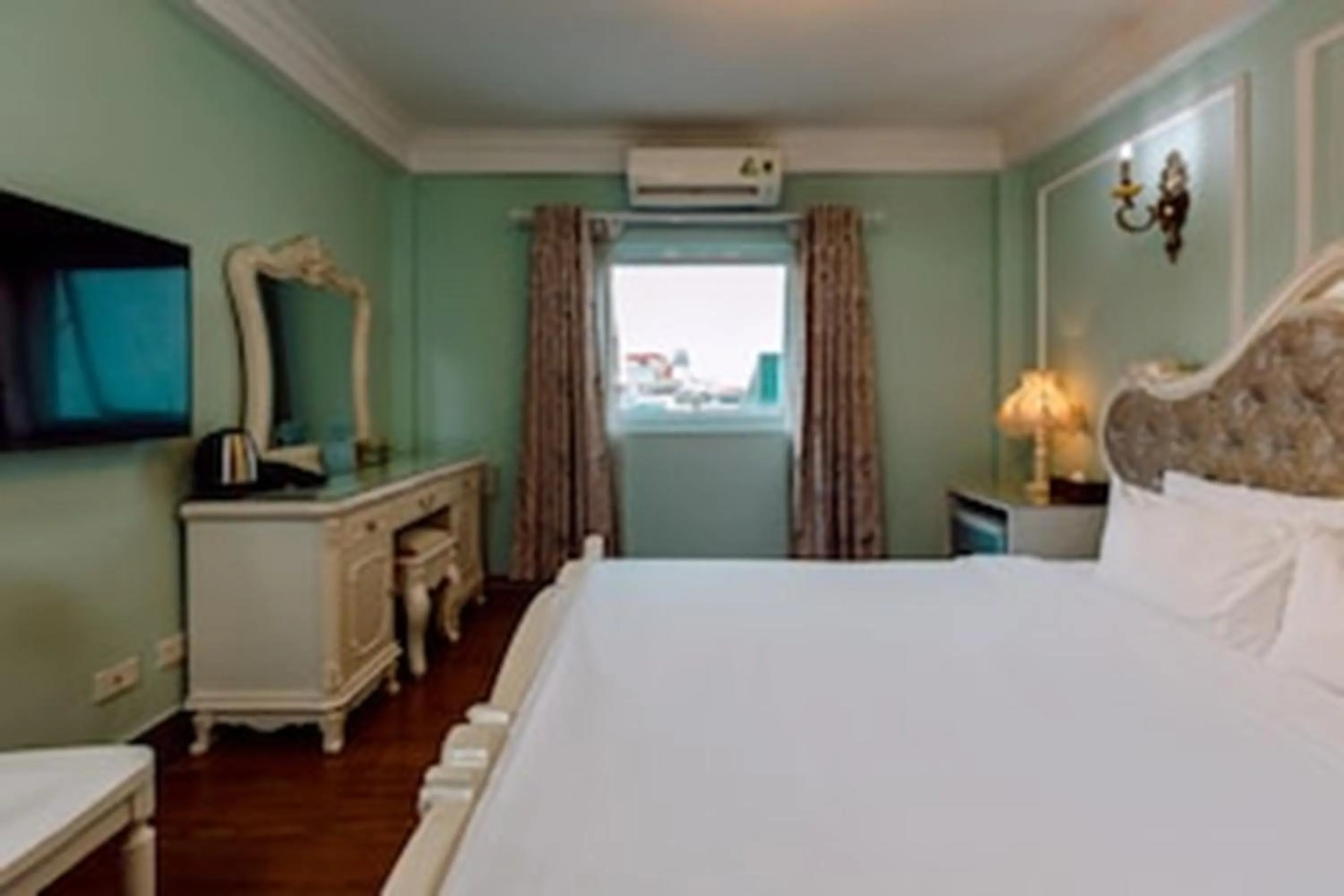 Photo of the whole room, Bed in Super OYO Capital O 1173 Le Grand Hanoi Hotel - The Ruby