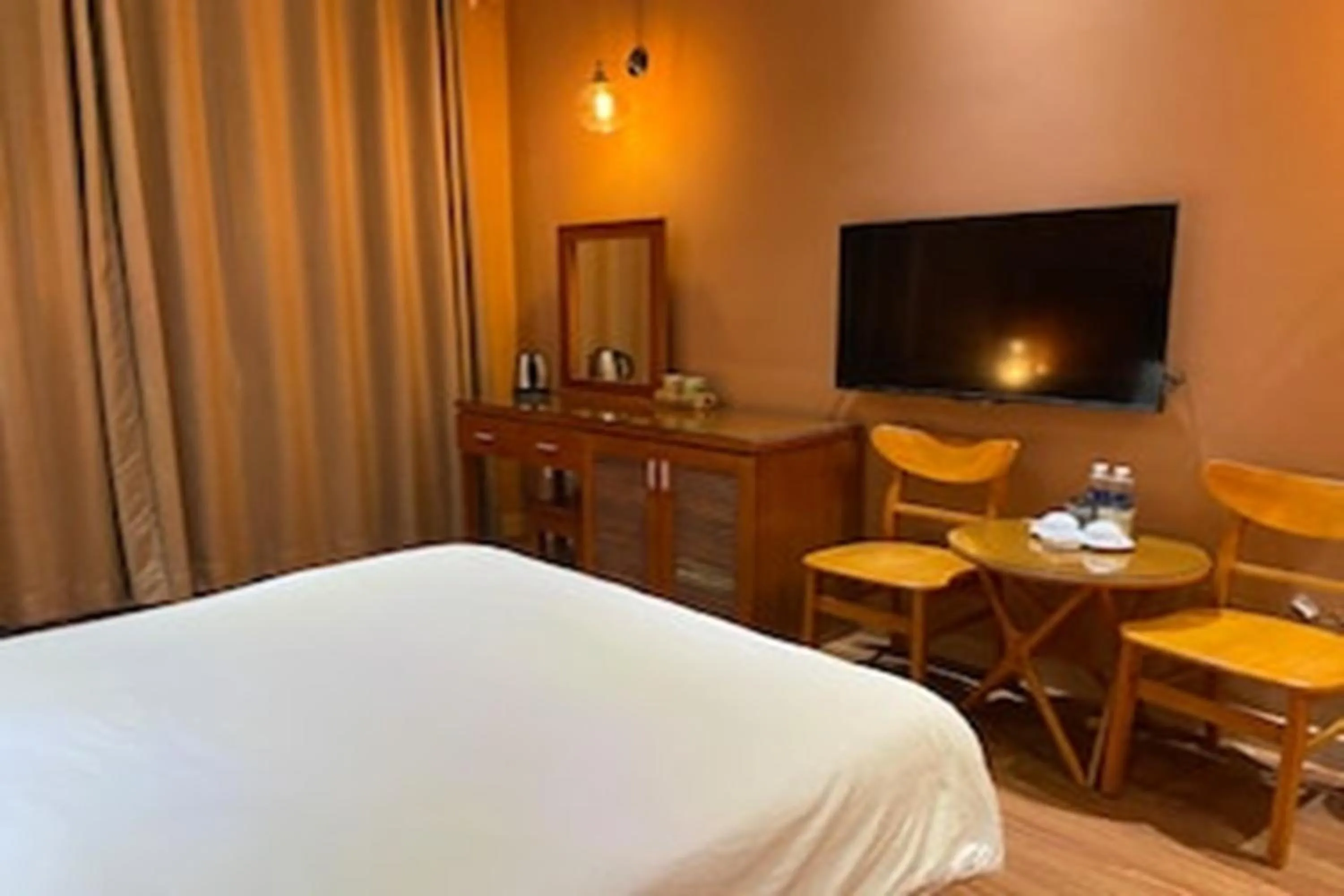 Photo of the whole room, Bed in Super OYO Capital O 1173 Le Grand Hanoi Hotel - The Ruby