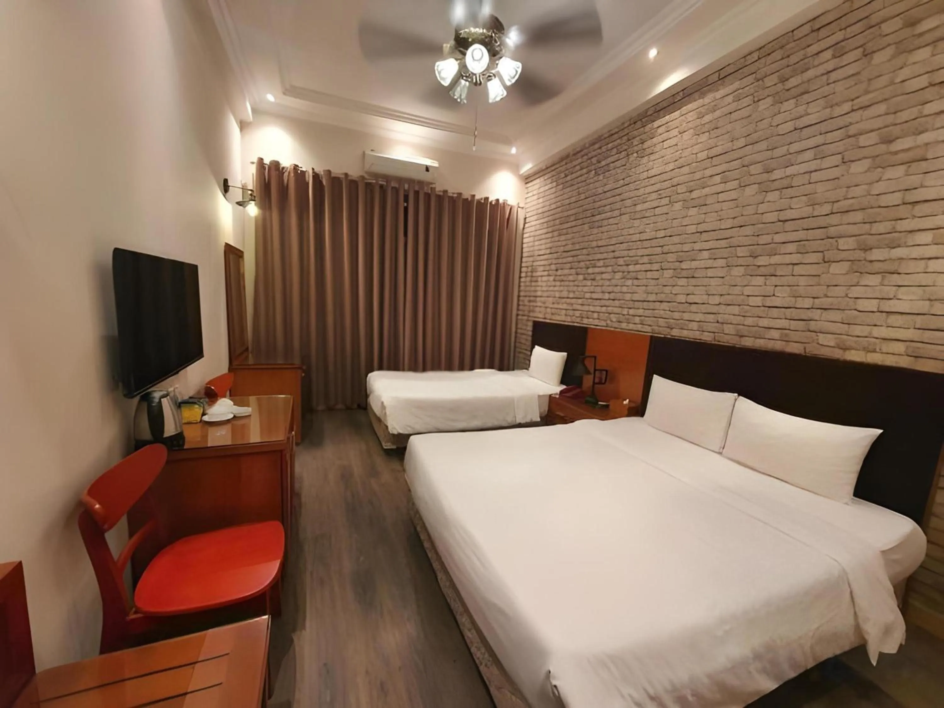 Photo of the whole room, Bed in Super OYO Capital O 1173 Le Grand Hanoi Hotel - The Ruby