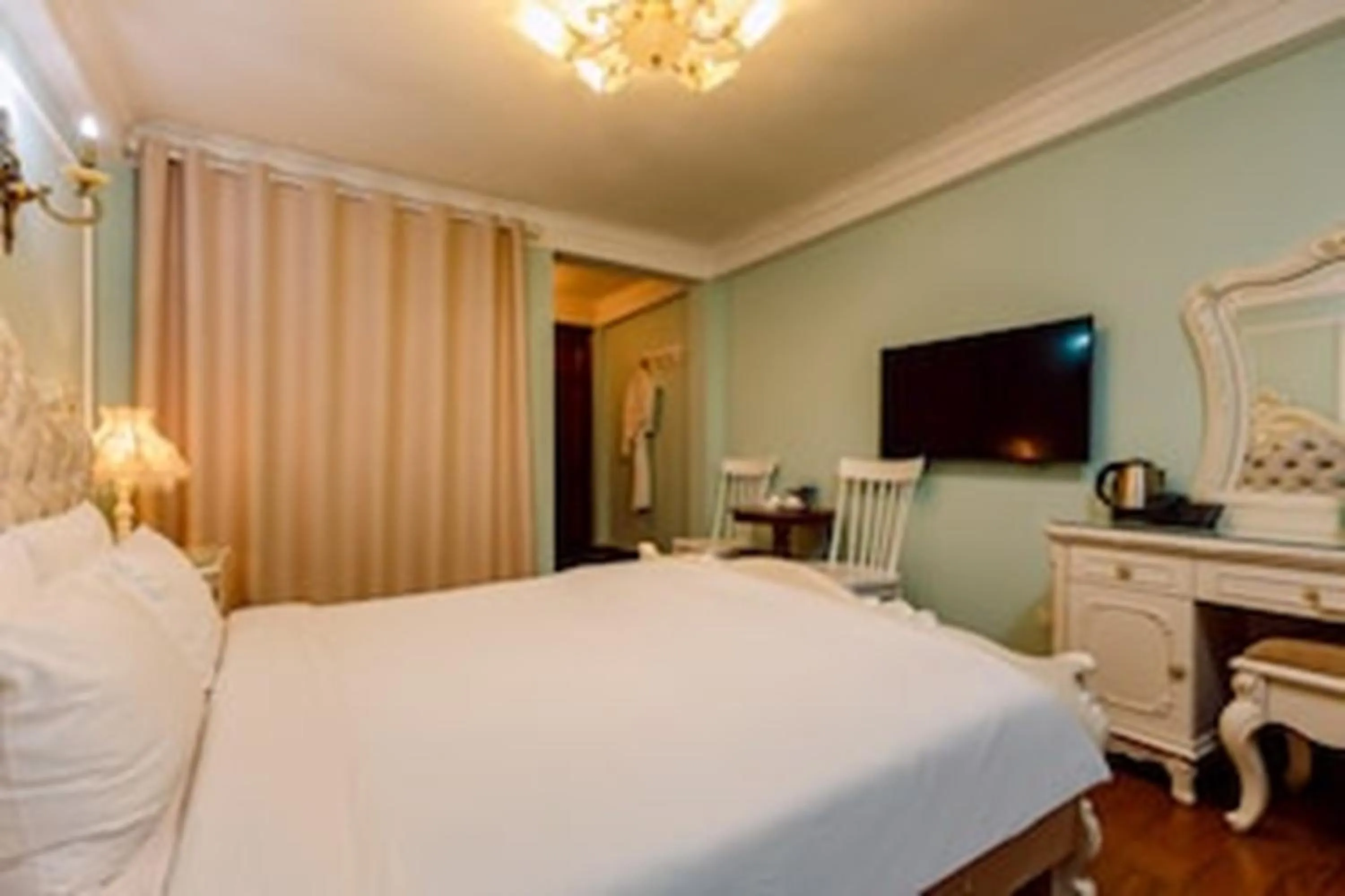Communal lounge/ TV room, Bed in Super OYO Capital O 1173 Le Grand Hanoi Hotel - The Ruby