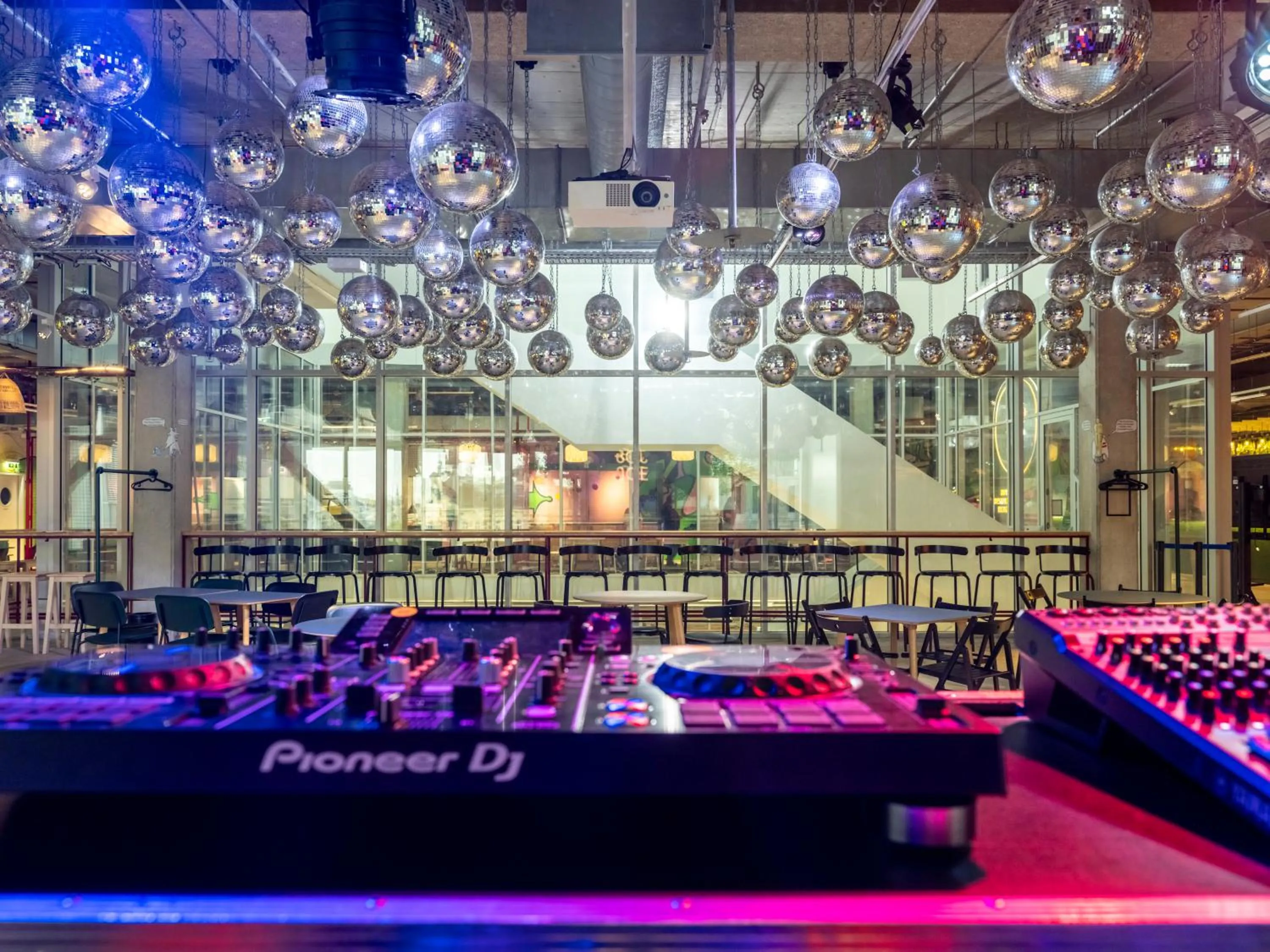 Evening entertainment in JO&JOE Vienna