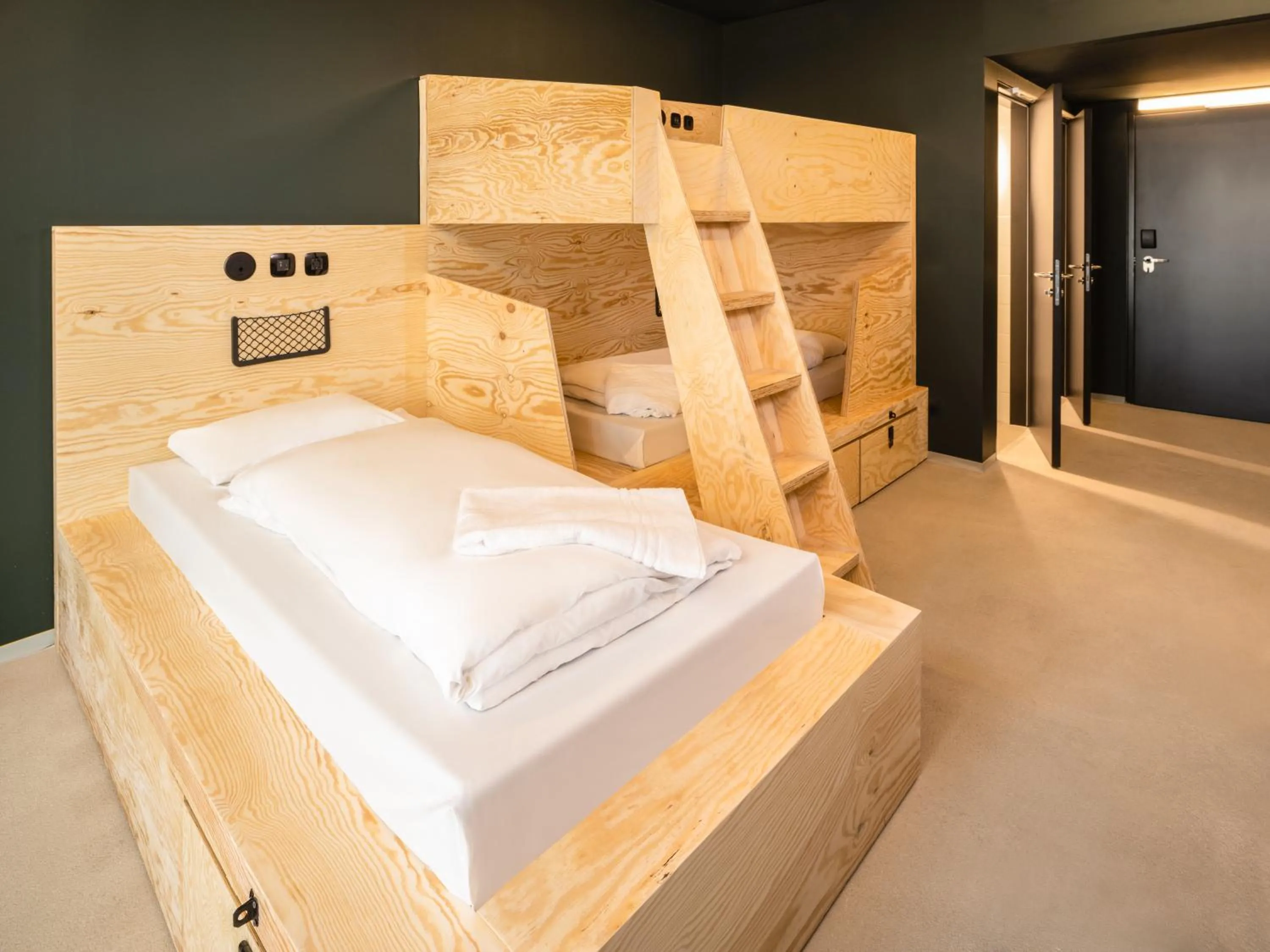 Photo of the whole room, Bed in JO&JOE Vienna