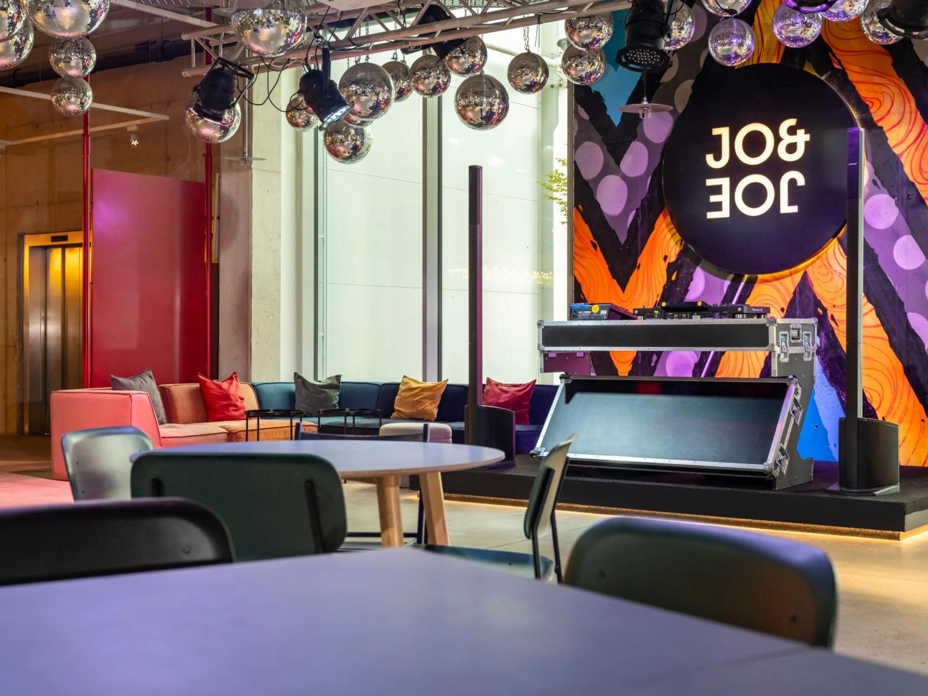 Communal lounge/ TV room in JO&JOE Vienna