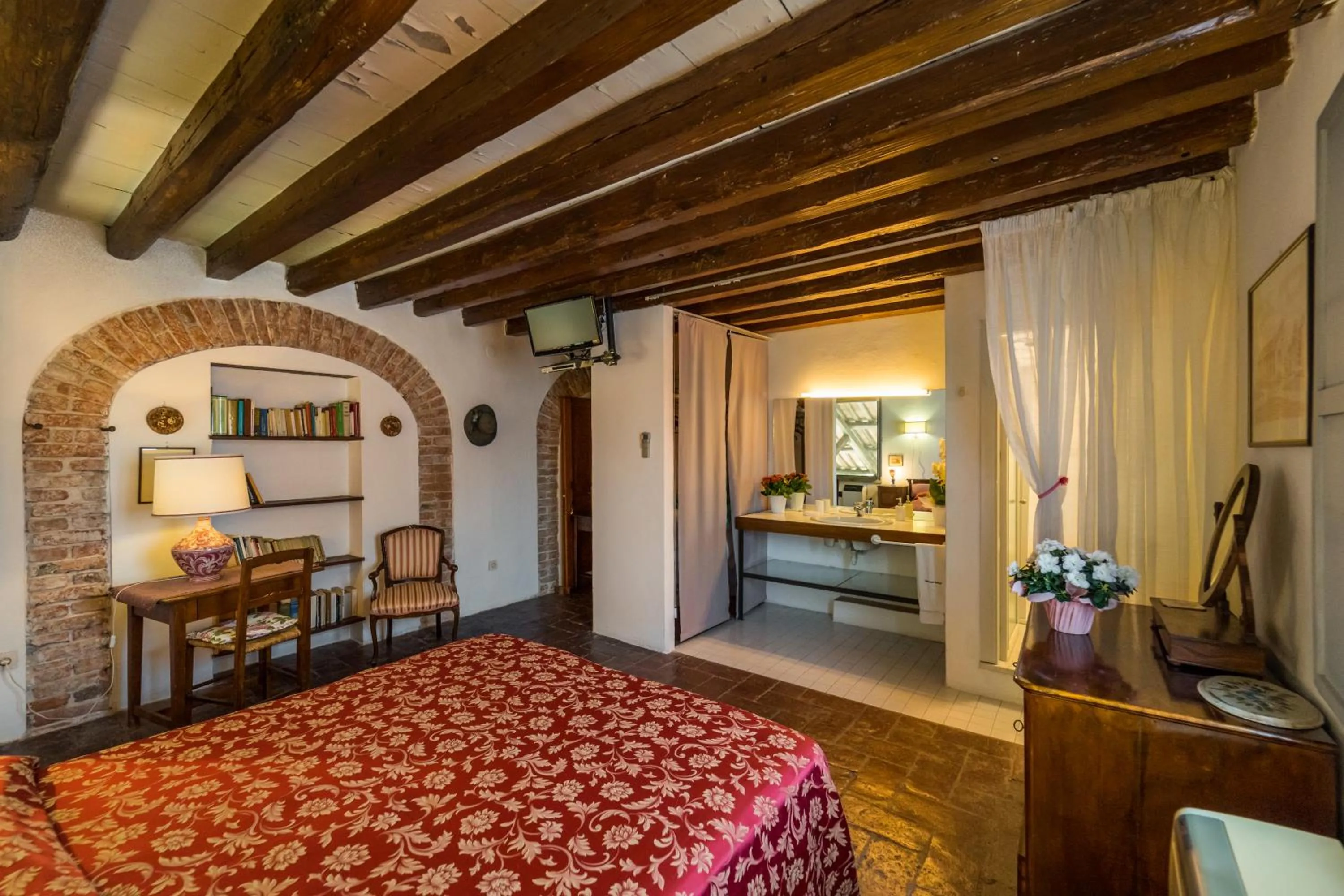 Bathroom, Bed in Agriturismo Tenuta Castel Venezze