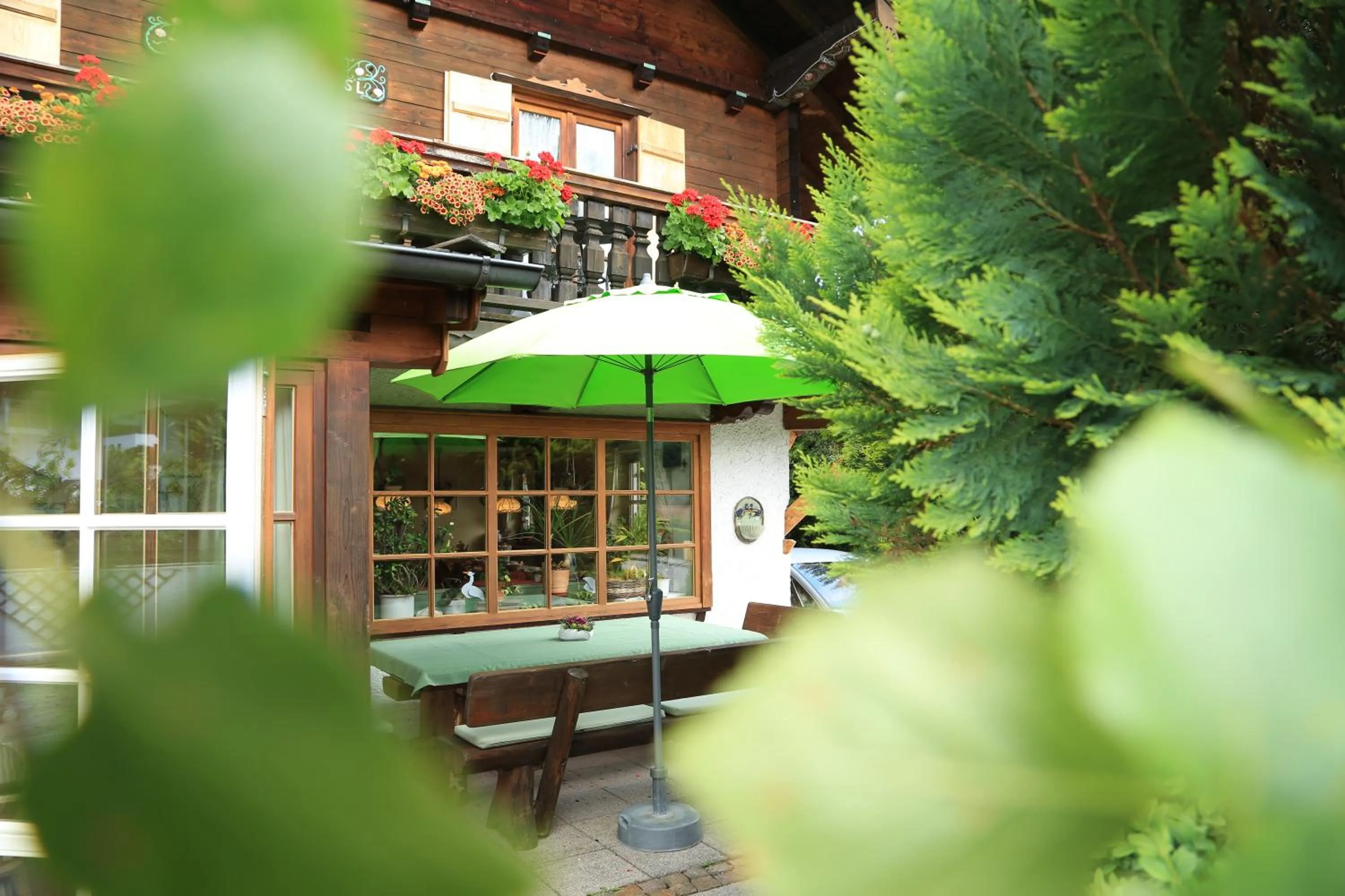 Garden view in Hotel Garni Landhaus Traunbachhäusl