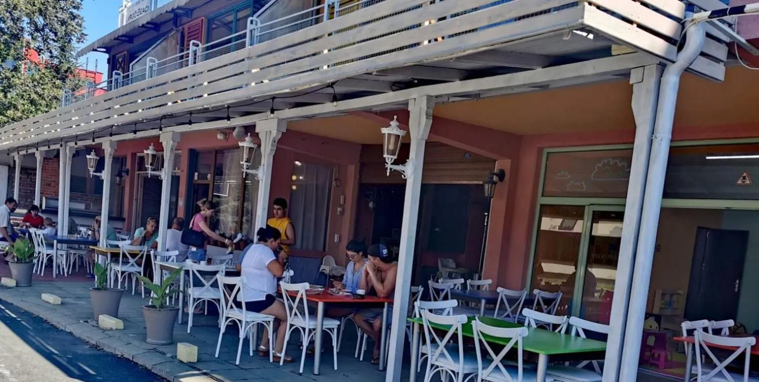 Restaurant/places to eat in Hotel Largo Beach