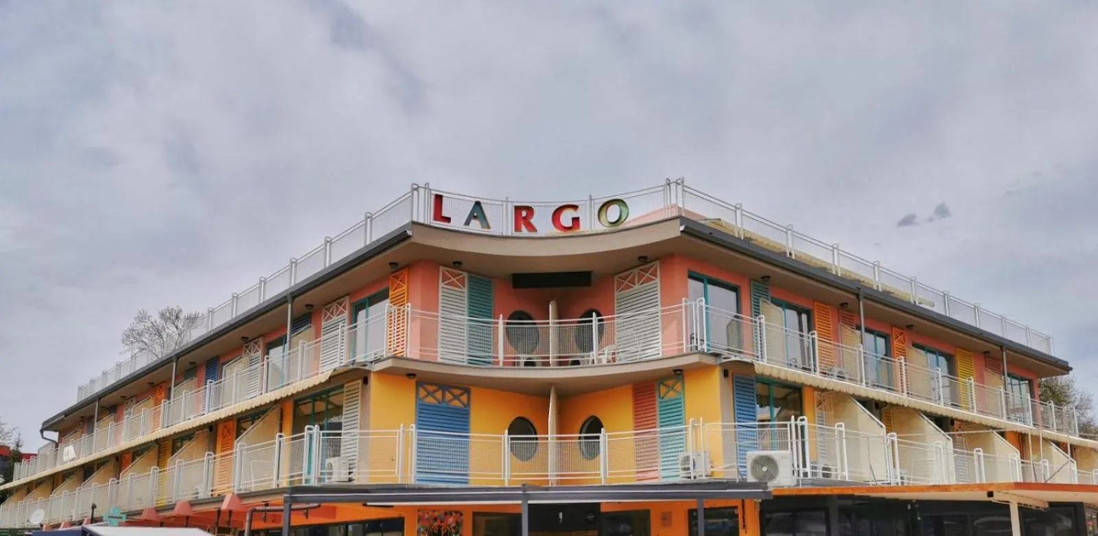 Facade/entrance in Hotel Largo Beach