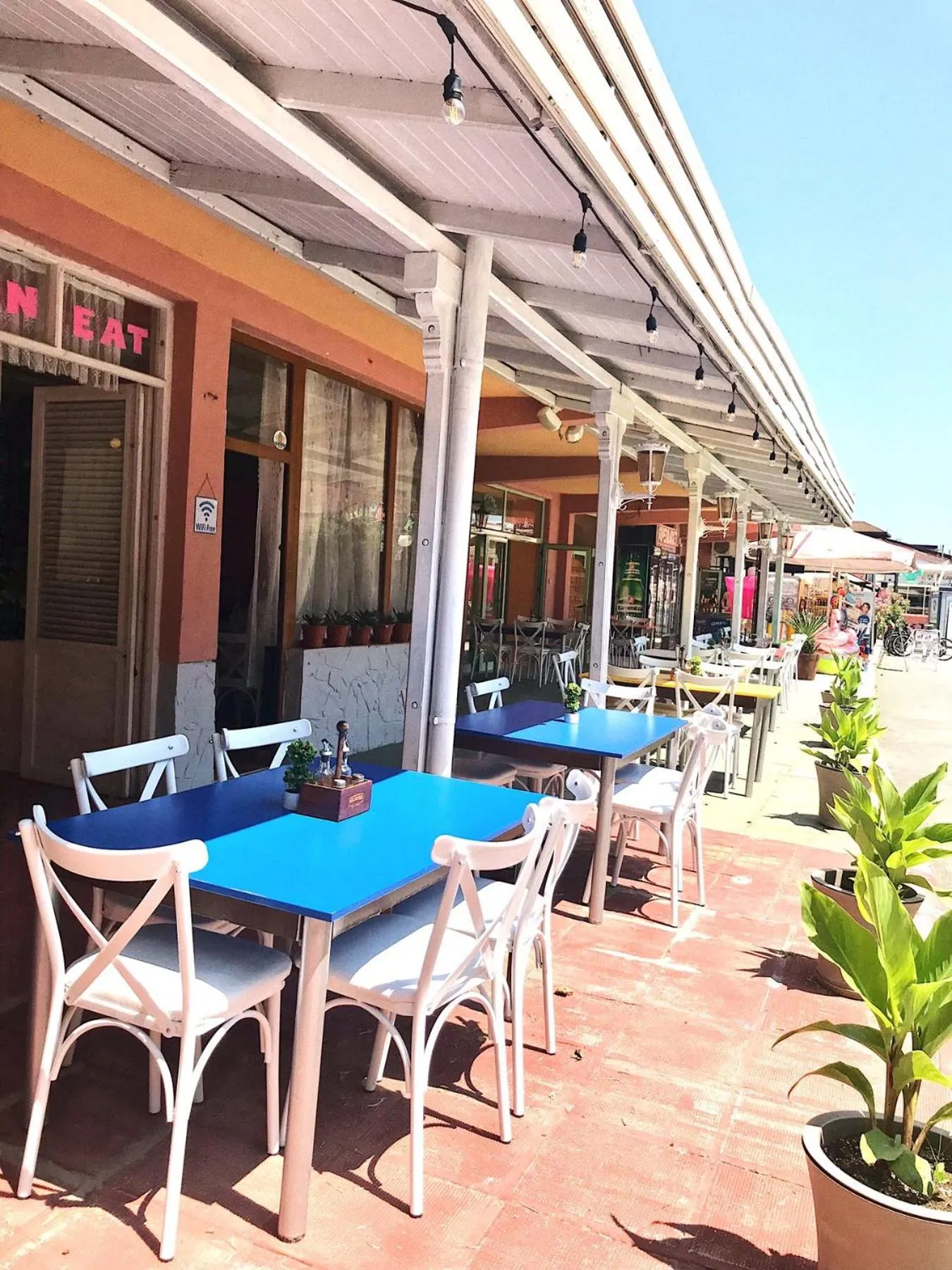 Restaurant/places to eat in Hotel Largo Beach