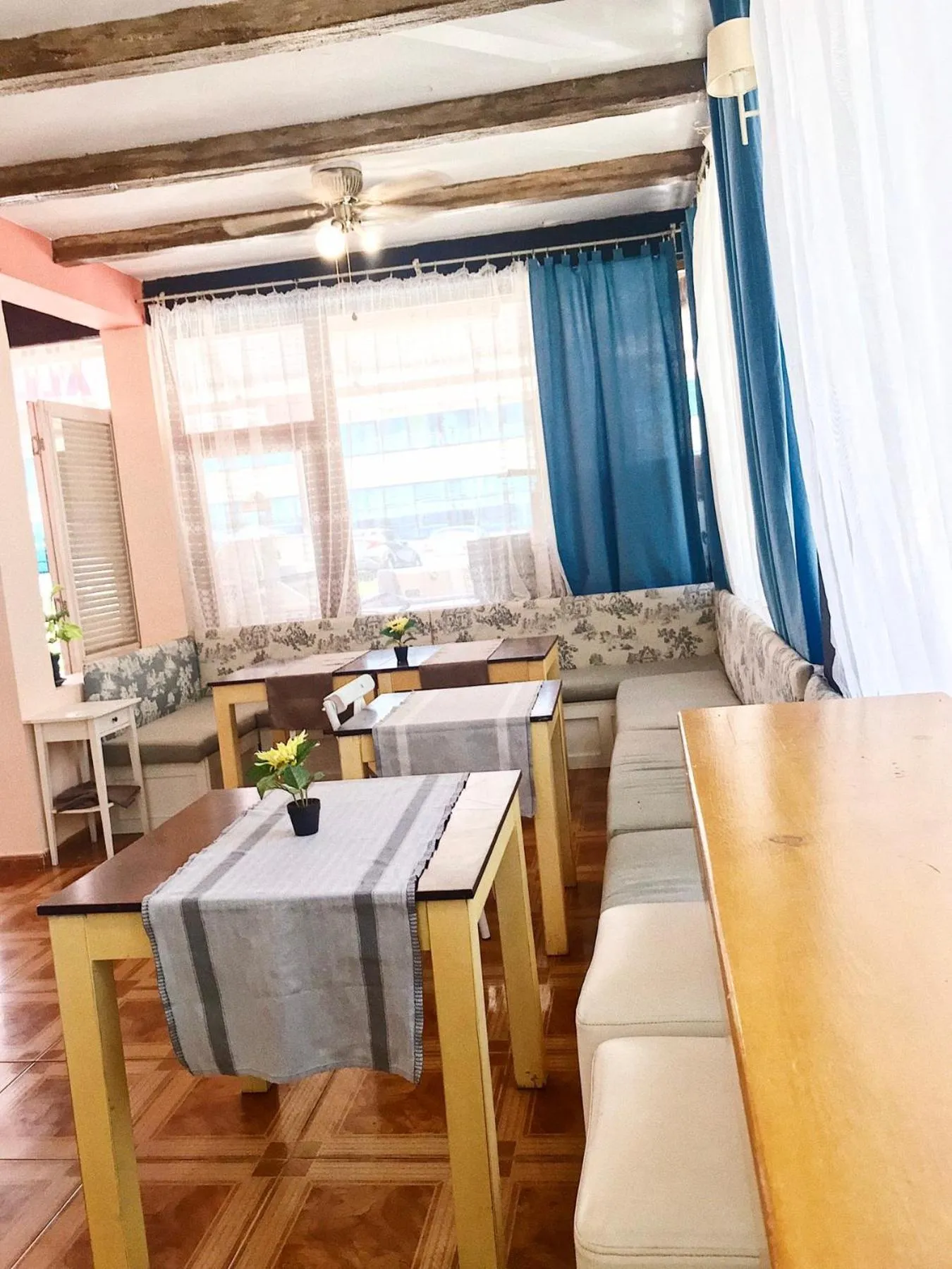 Restaurant/places to eat in Hotel Largo Beach