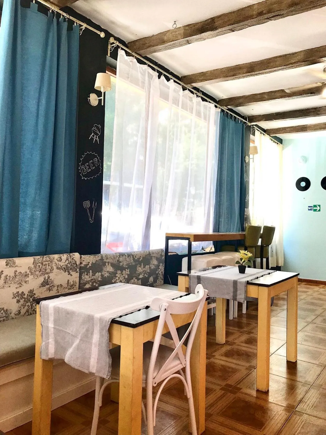 Restaurant/places to eat in Hotel Largo Beach