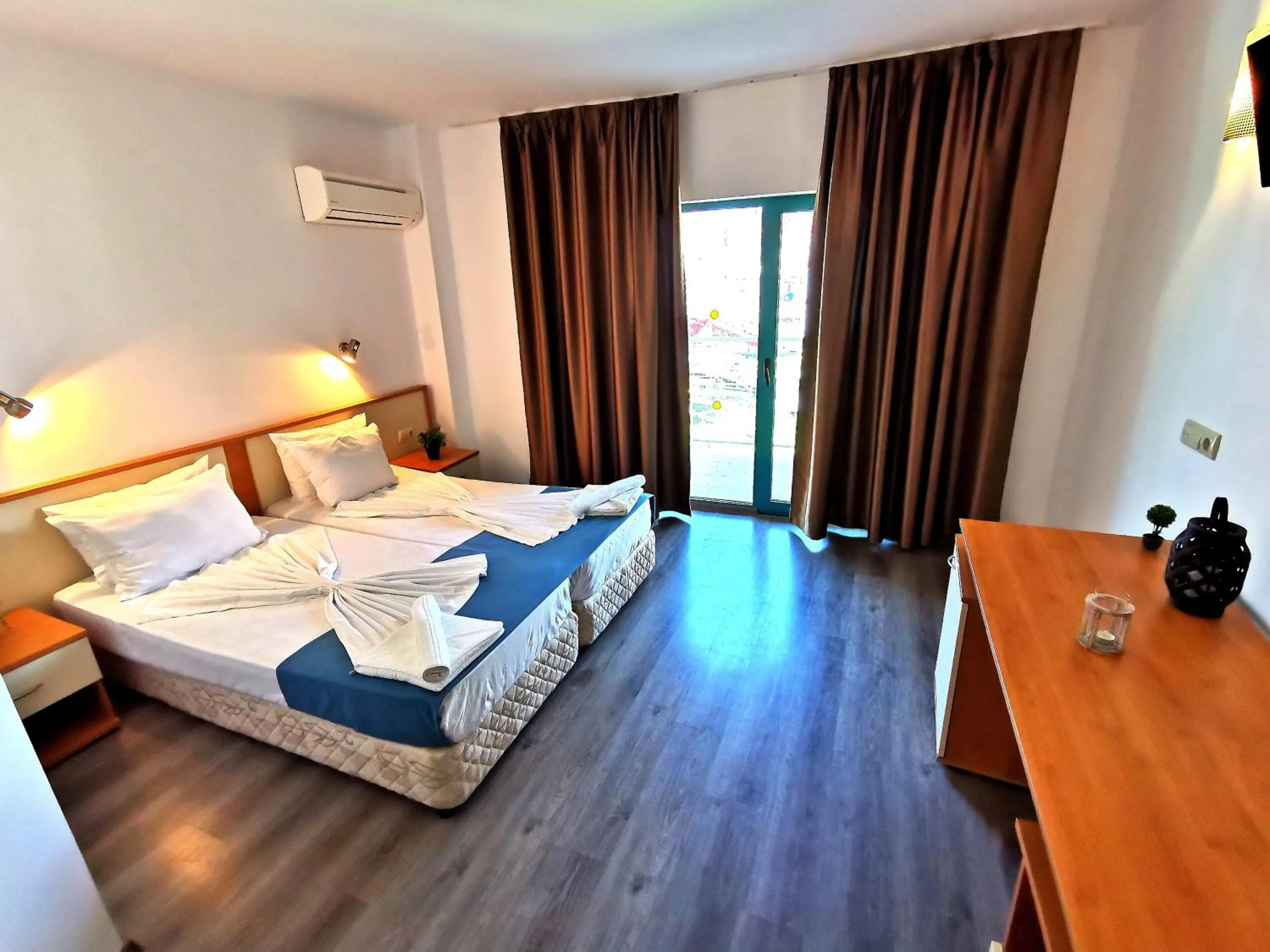 Photo of the whole room in Hotel Largo Beach