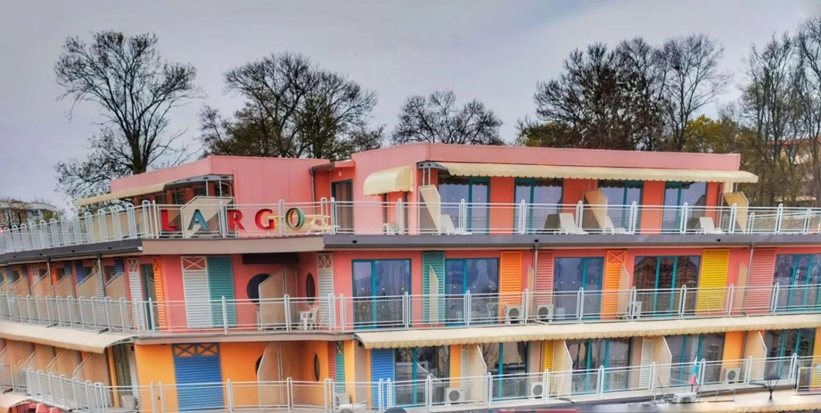 Property building in Hotel Largo Beach