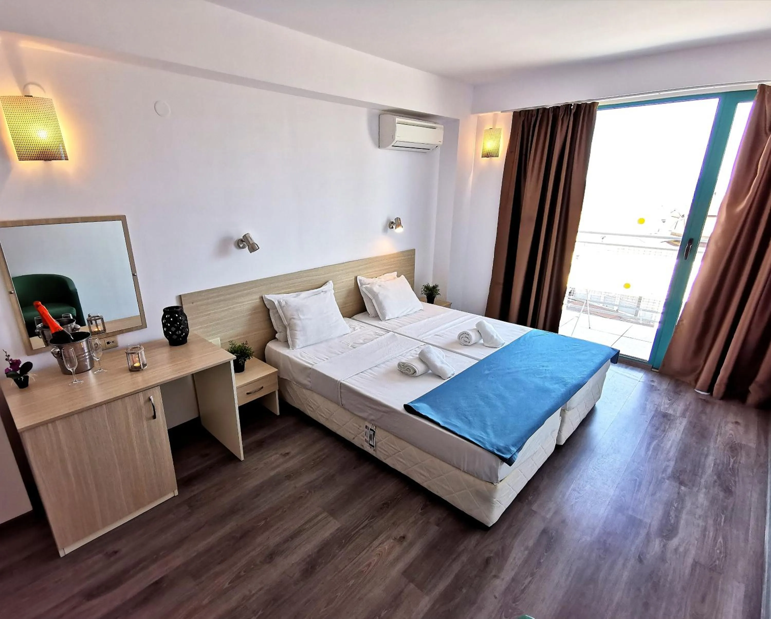 Photo of the whole room in Hotel Largo Beach