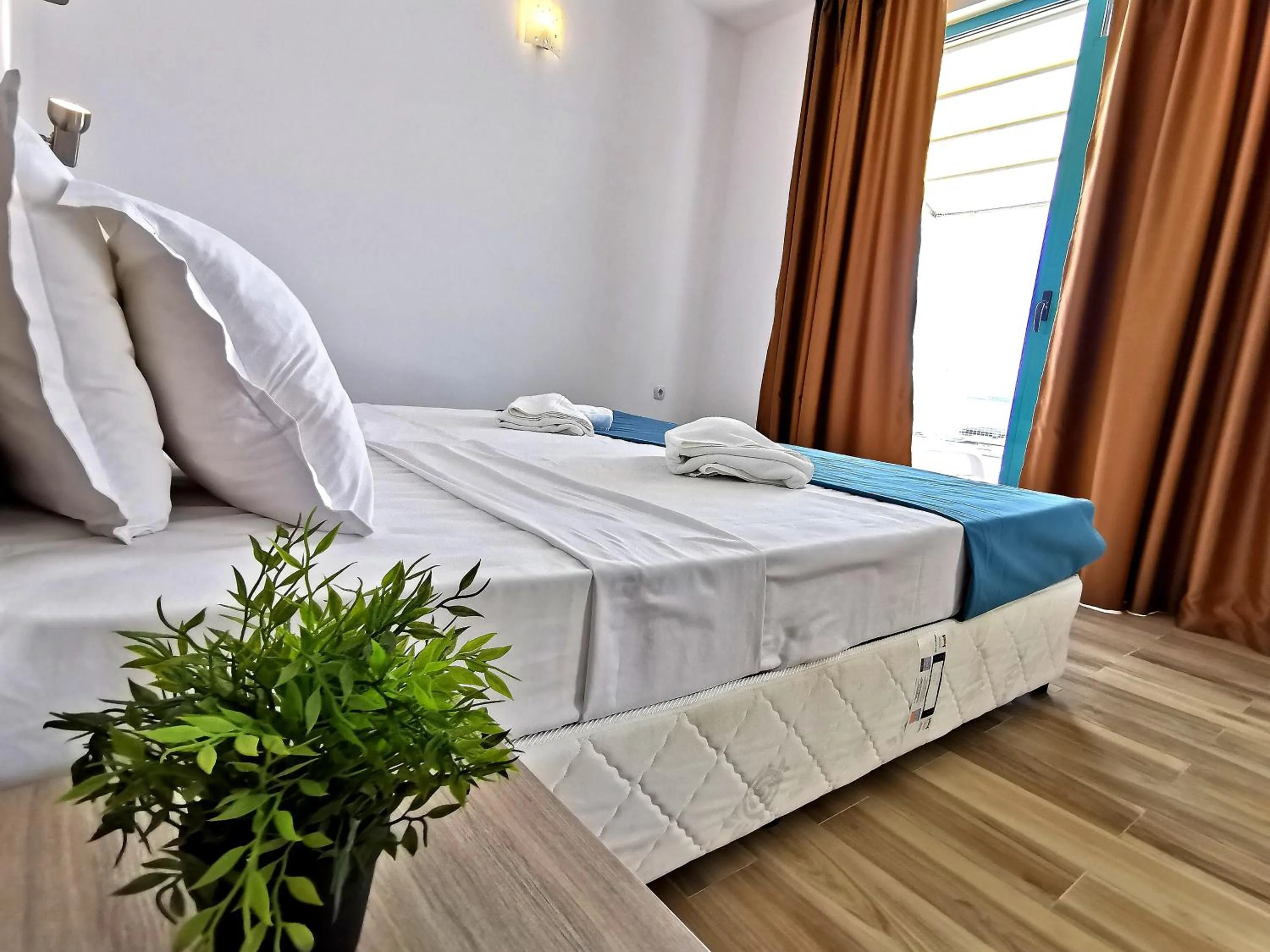 Photo of the whole room in Hotel Largo Beach