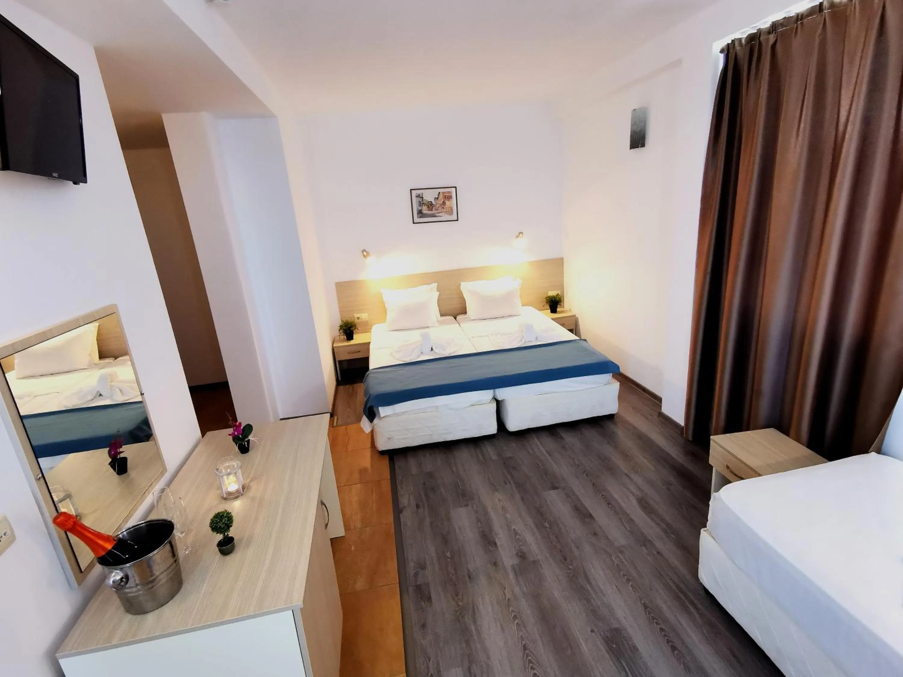 Photo of the whole room in Hotel Largo Beach