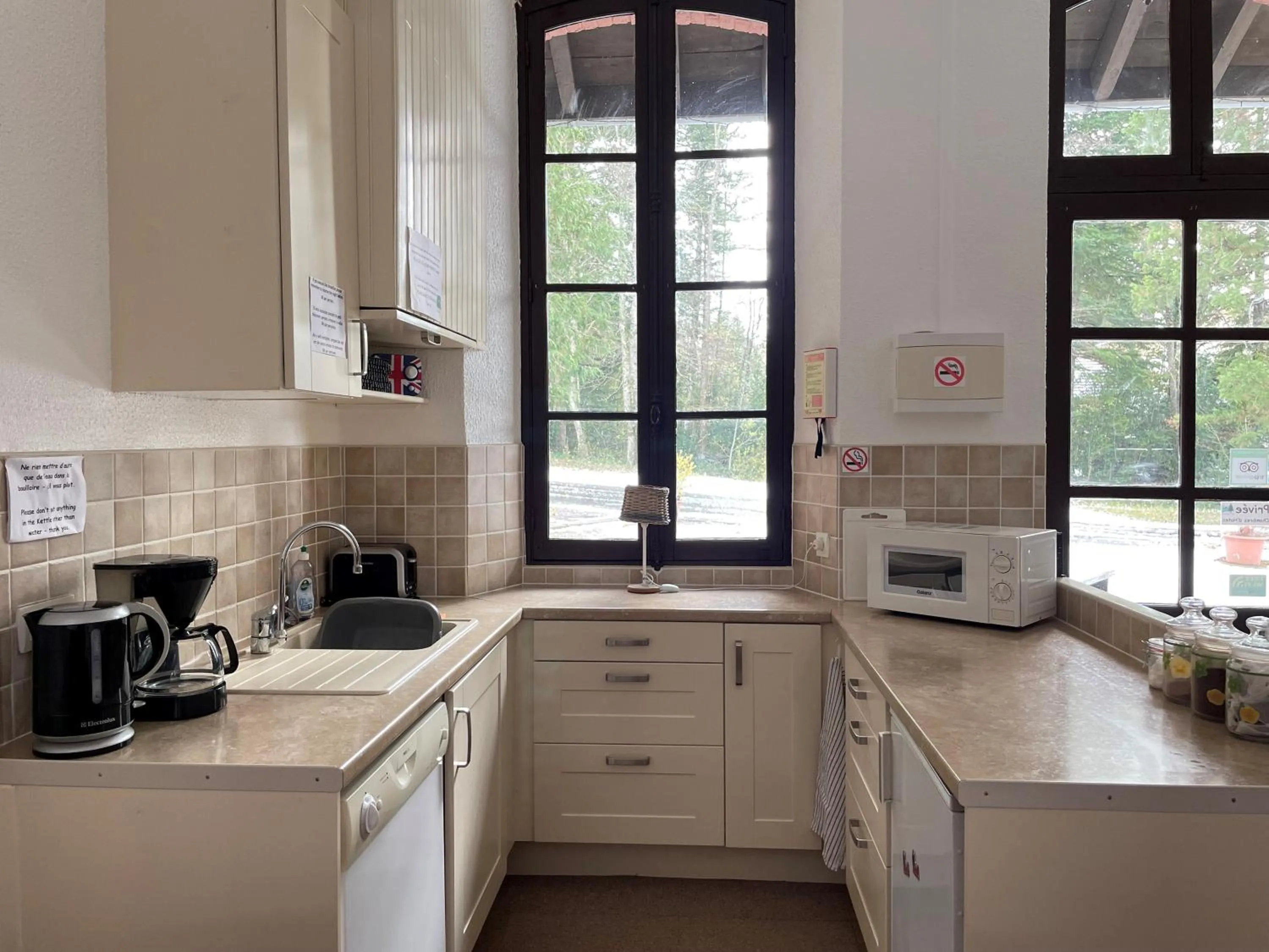 Communal lounge/ TV room in La Source