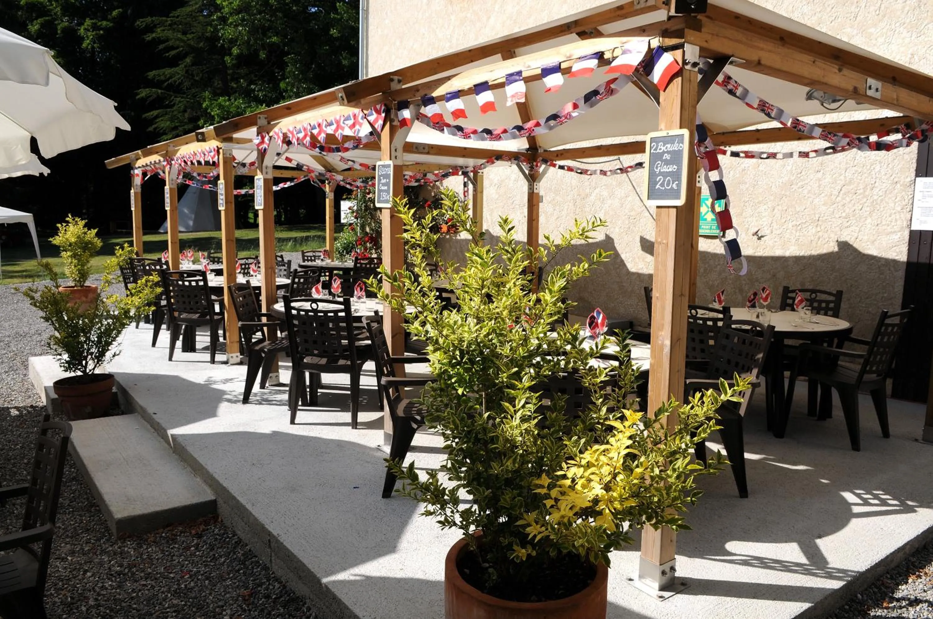 Restaurant/places to eat in La Source