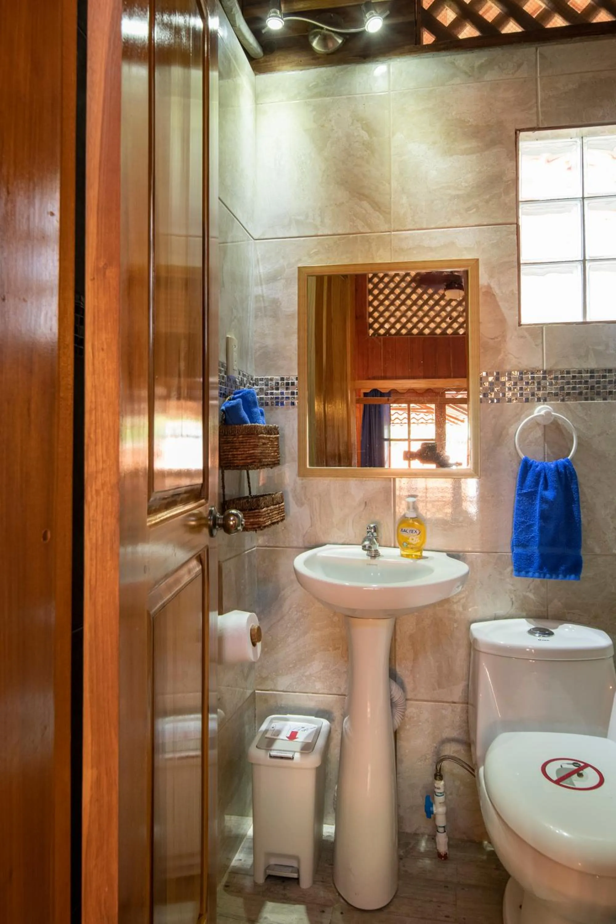 Shower in Pangea Lodge with Shared Pool at the Heart of Manzanillo