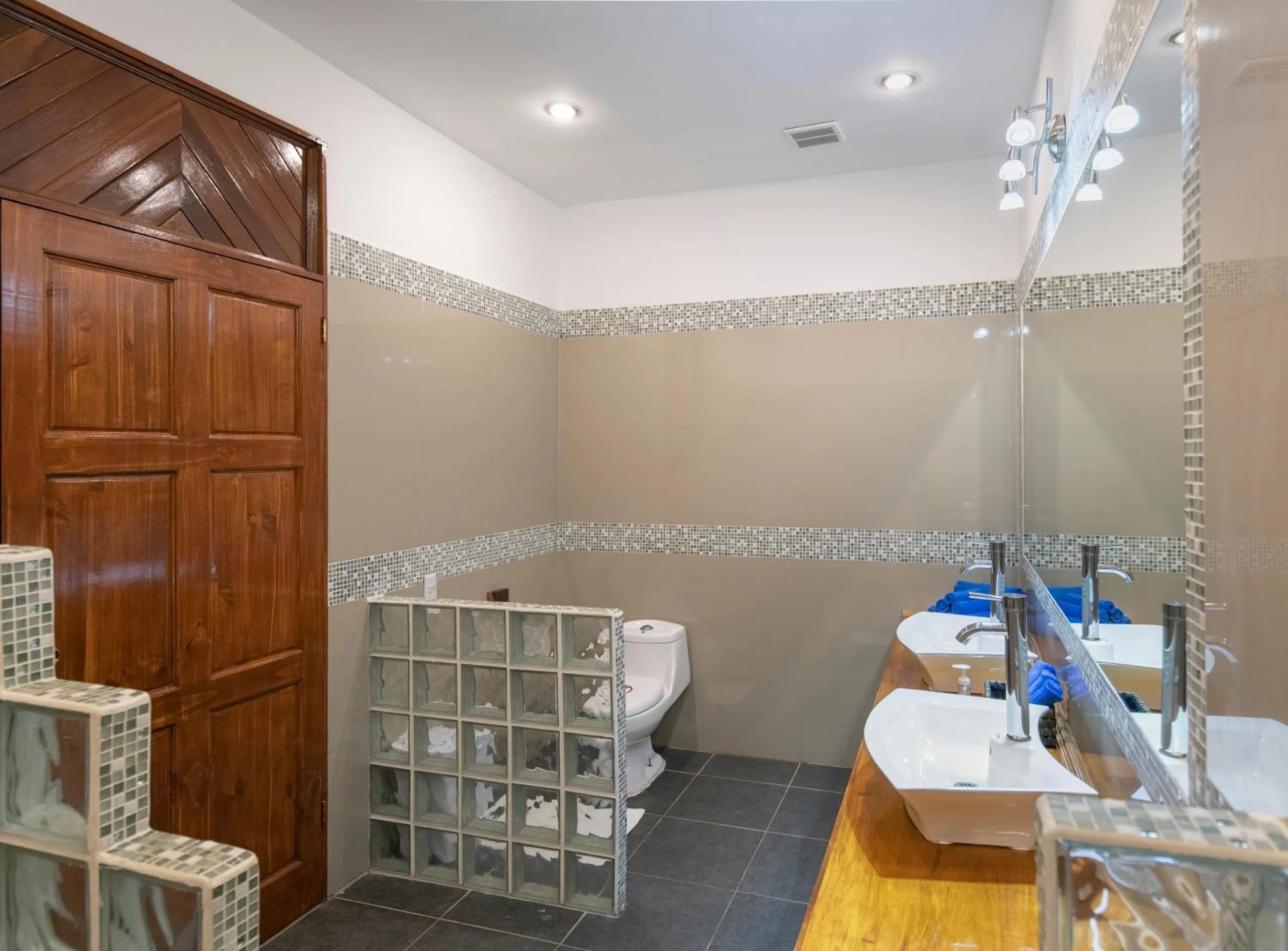 Shower in Pangea Lodge with Shared Pool at the Heart of Manzanillo