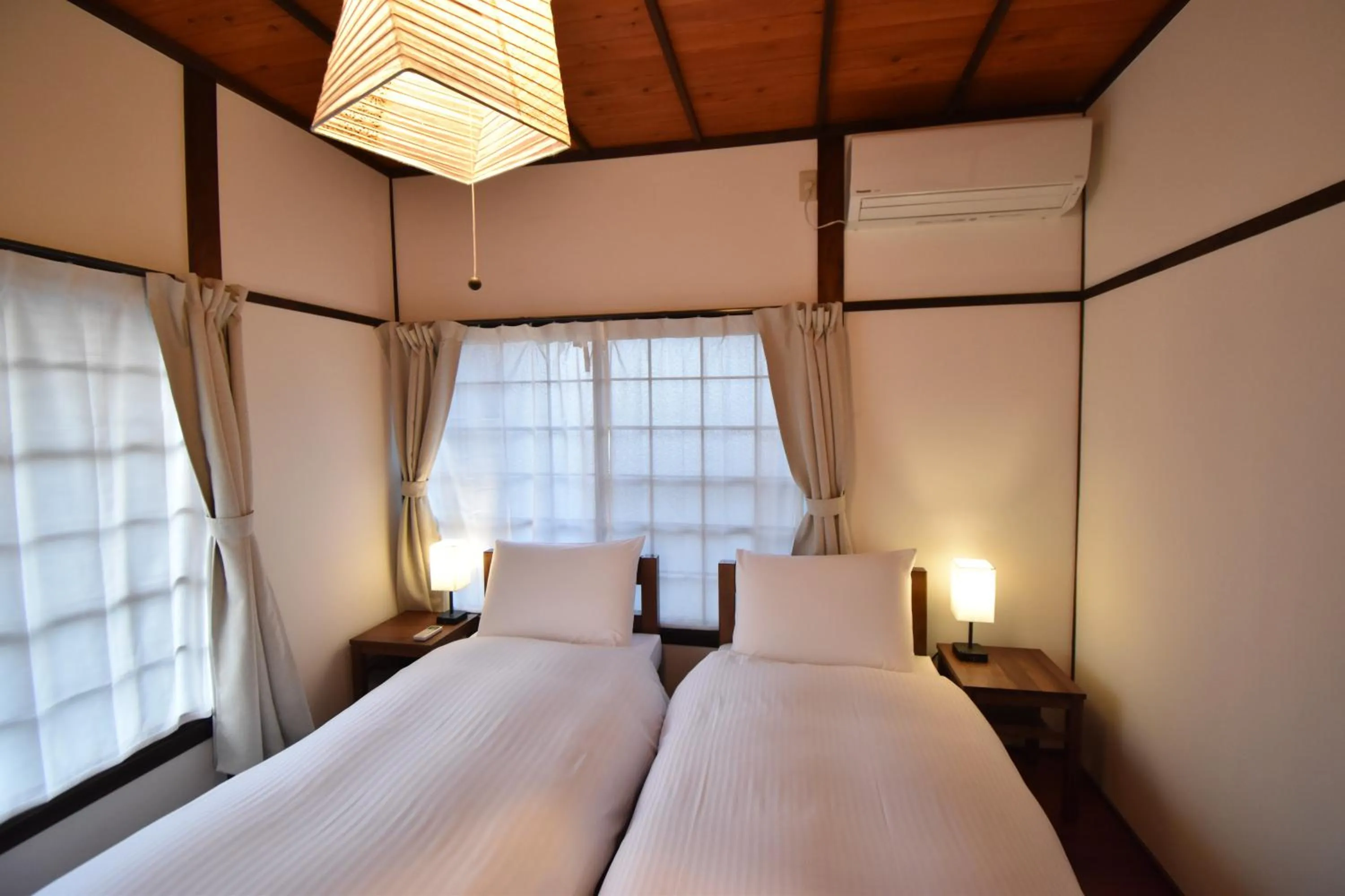 Bedroom, Bed in Quaint House Naoshima