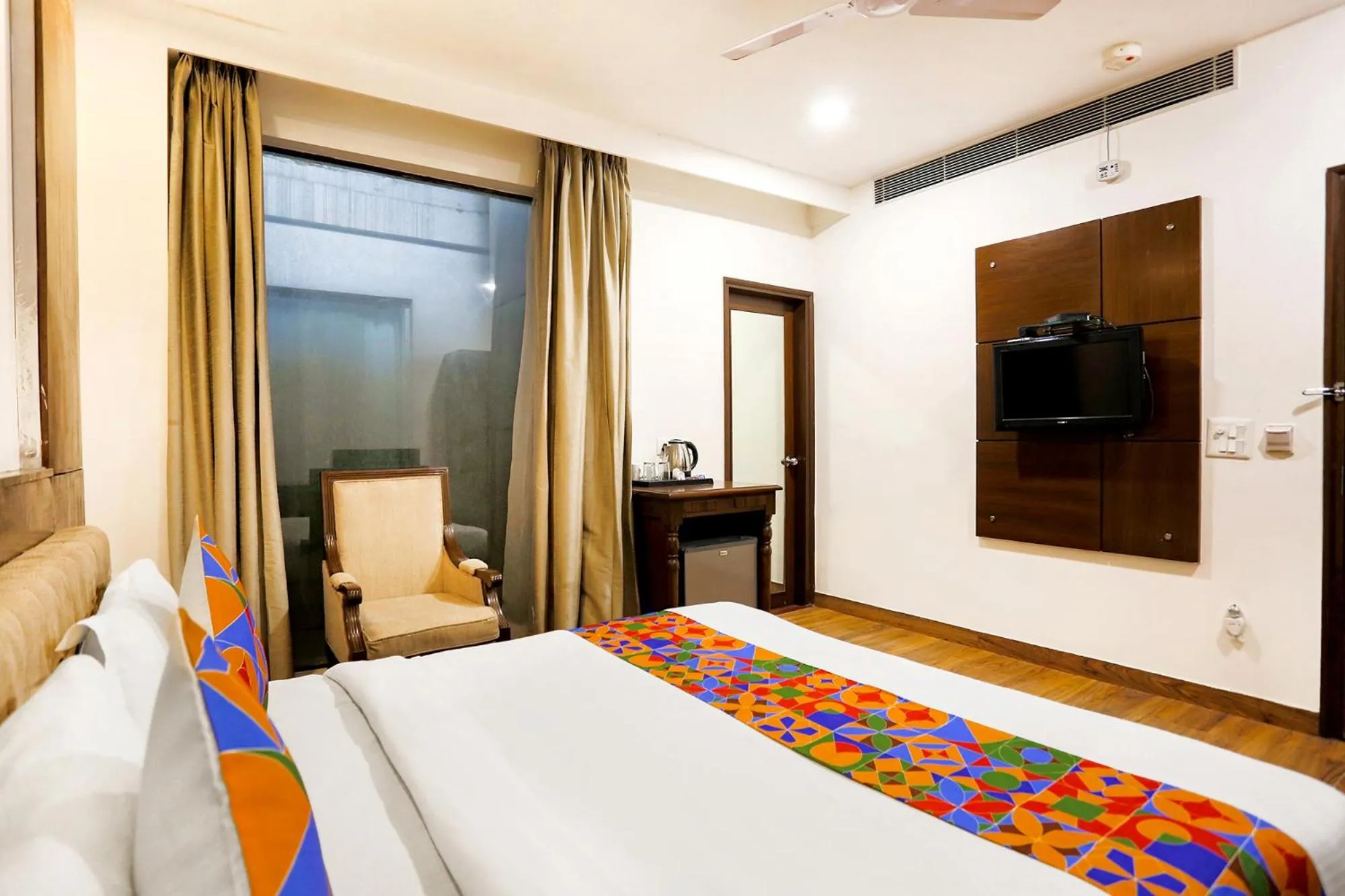 Bedroom, Bed in Via Heaven In