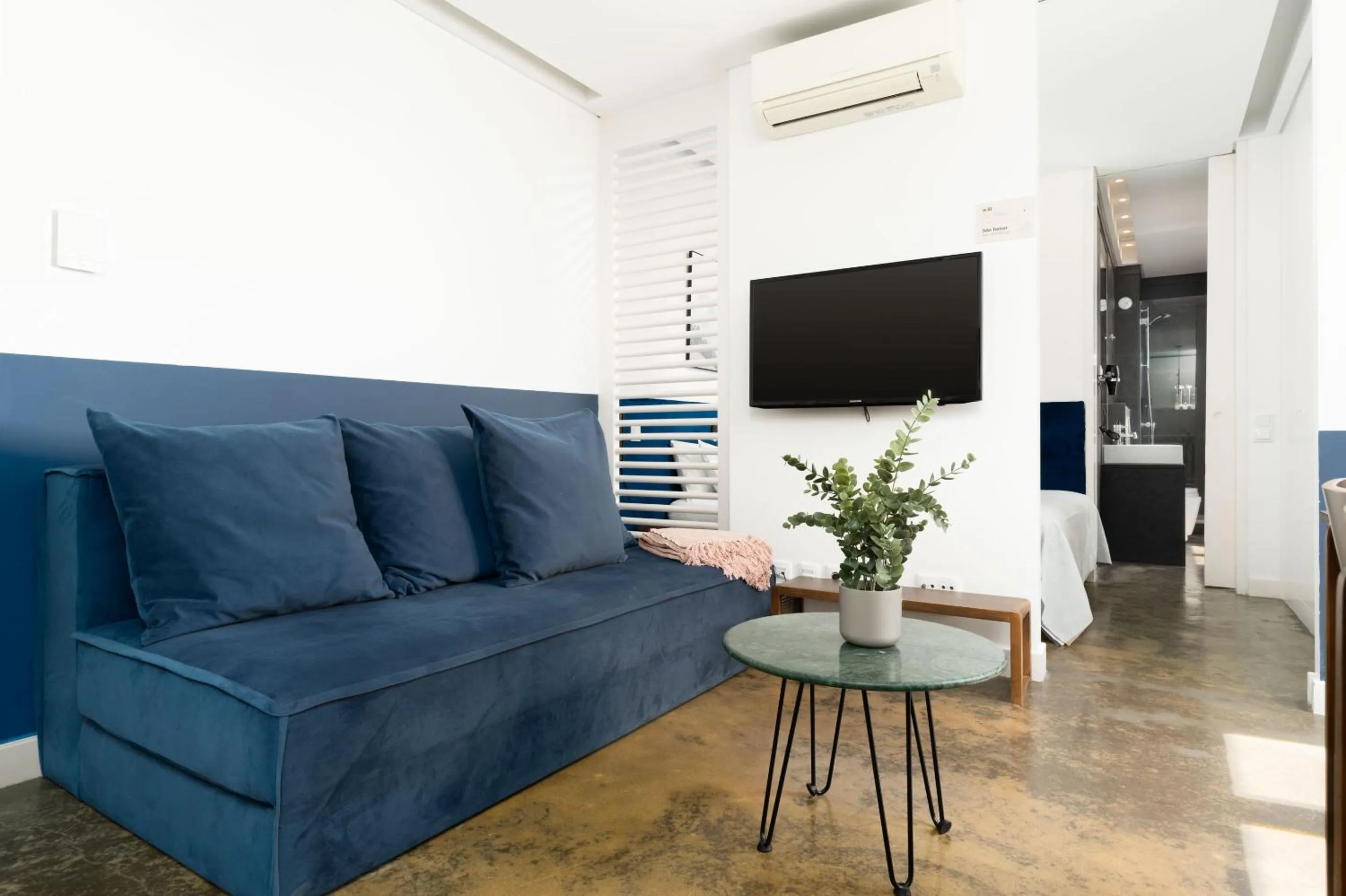 Communal lounge/ TV room in Limehome Lisbon Calçada do Cardeal