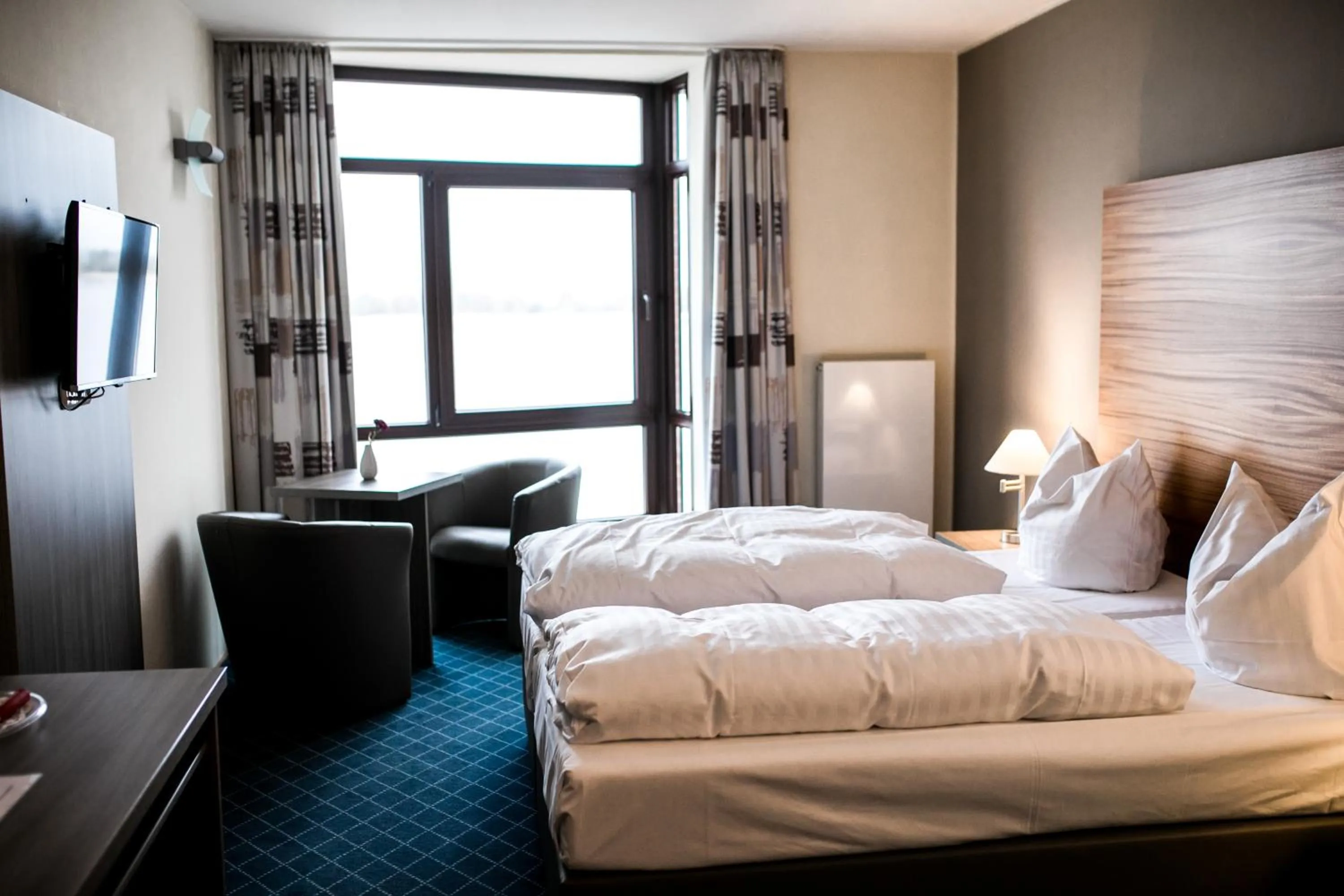 Photo of the whole room, Bed in Wiechmanns Weserhotel