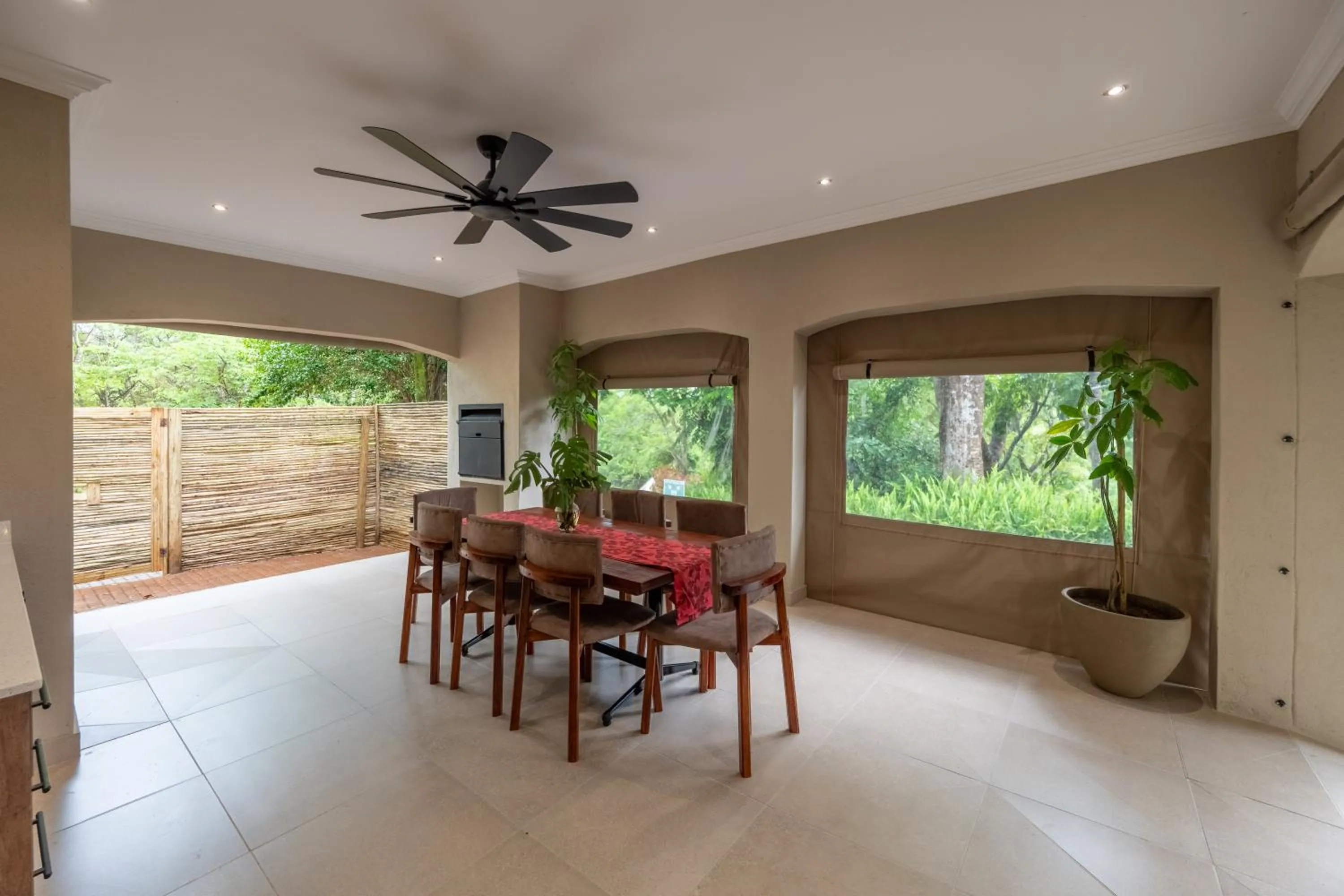 Bushbaby Valley Lodge