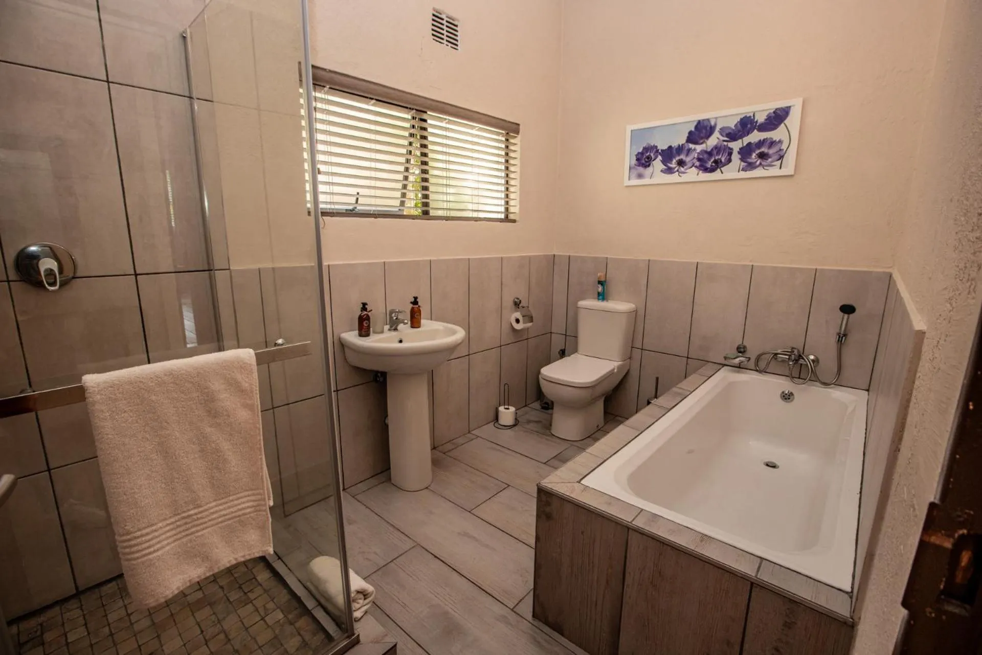 Bushbaby Valley Lodge