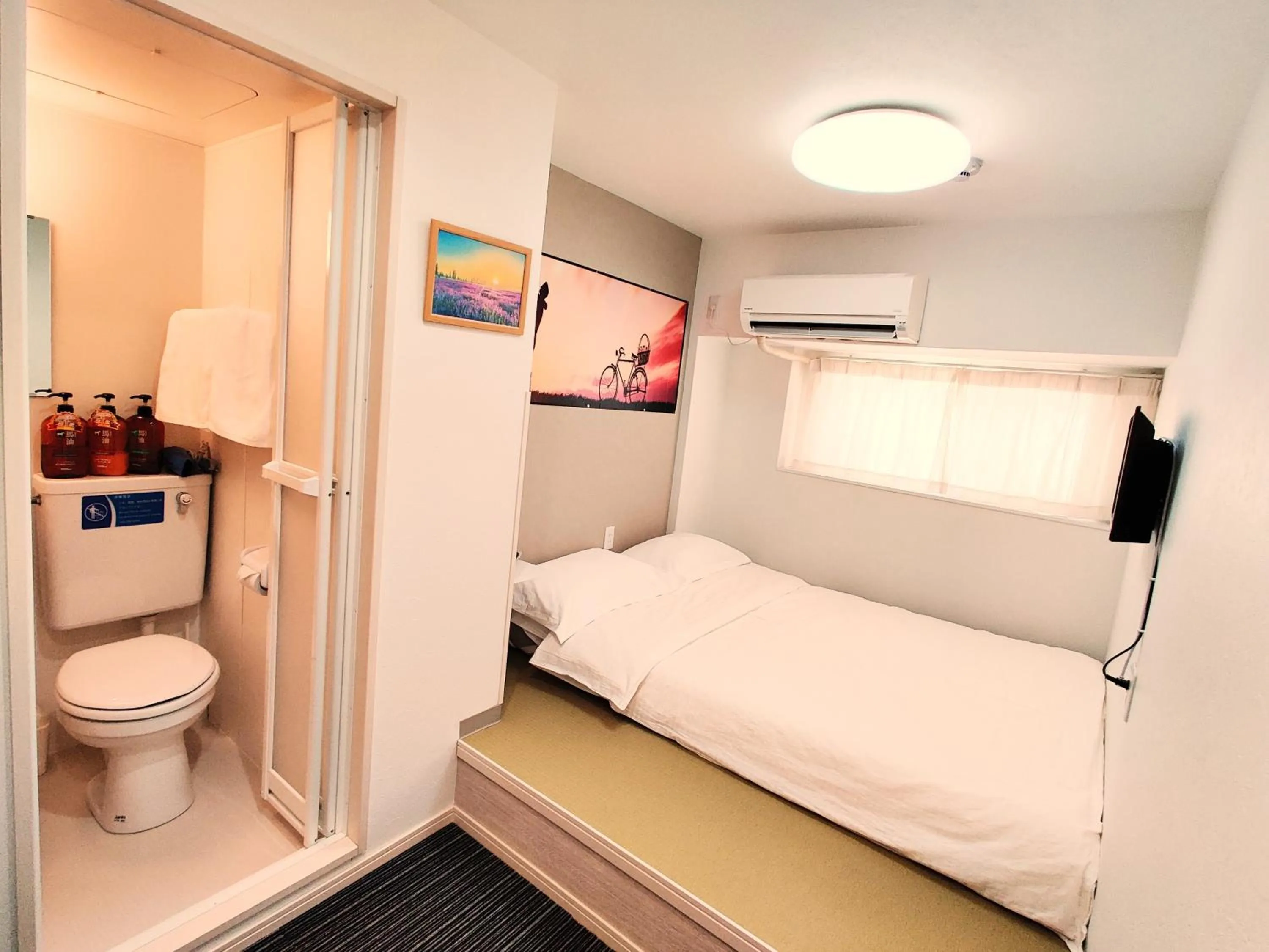 Single Room with Private Bathroom in da inn
