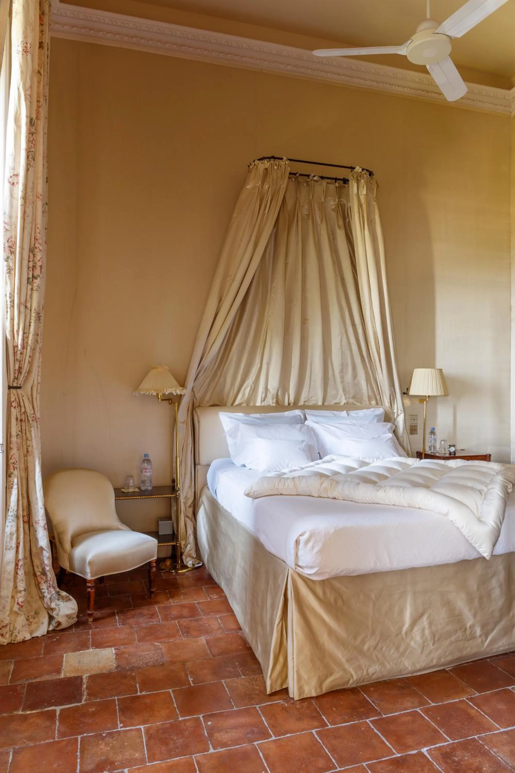 Bed in Hôtel particulier de Tingry - Pierres d'Histoire