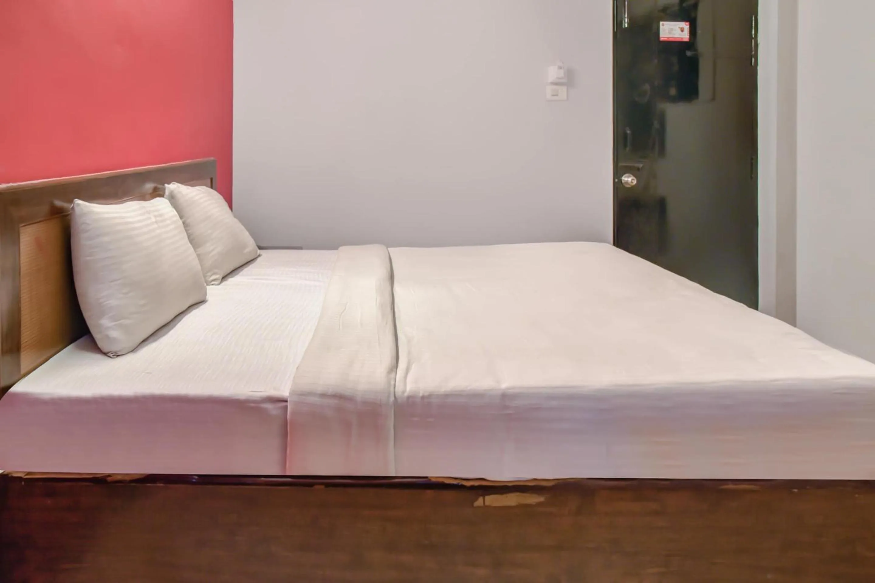 Bedroom, Bed in Hotel O Kota Lodge