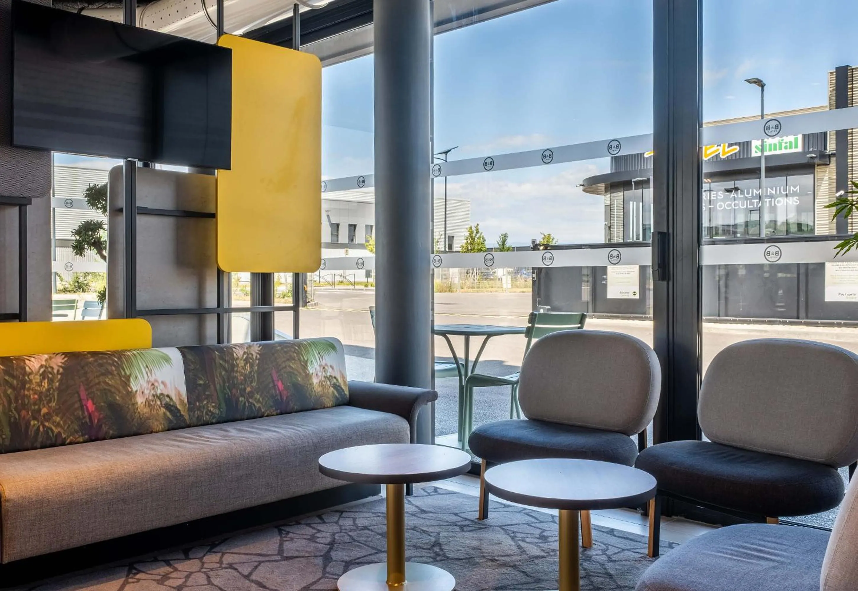 Seating area in B&B HOTEL Evian Publier