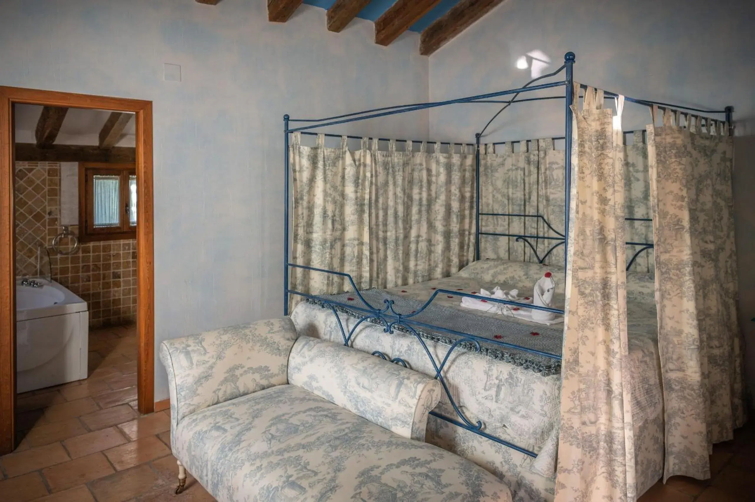 Deluxe Suite with Spa Bath in Posada Restaurante Fuenteplateada Deluxe Suite with Spa Bath in Posada Restaurante Fuenteplateada