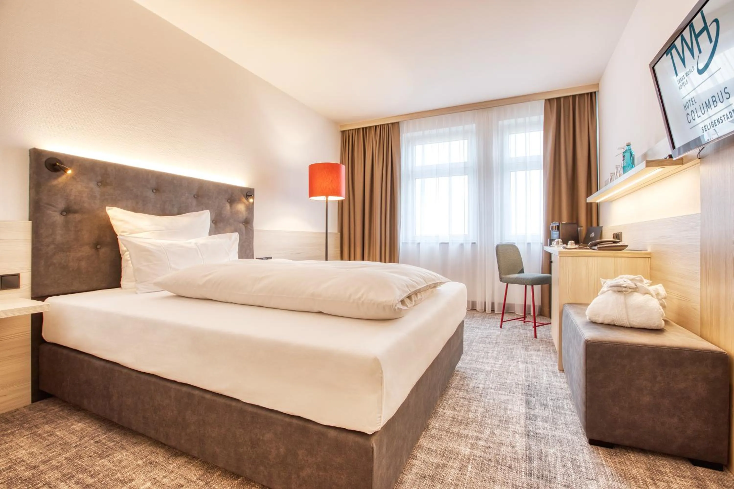 Photo of the whole room, Bed in Trans World Hotel Columbus