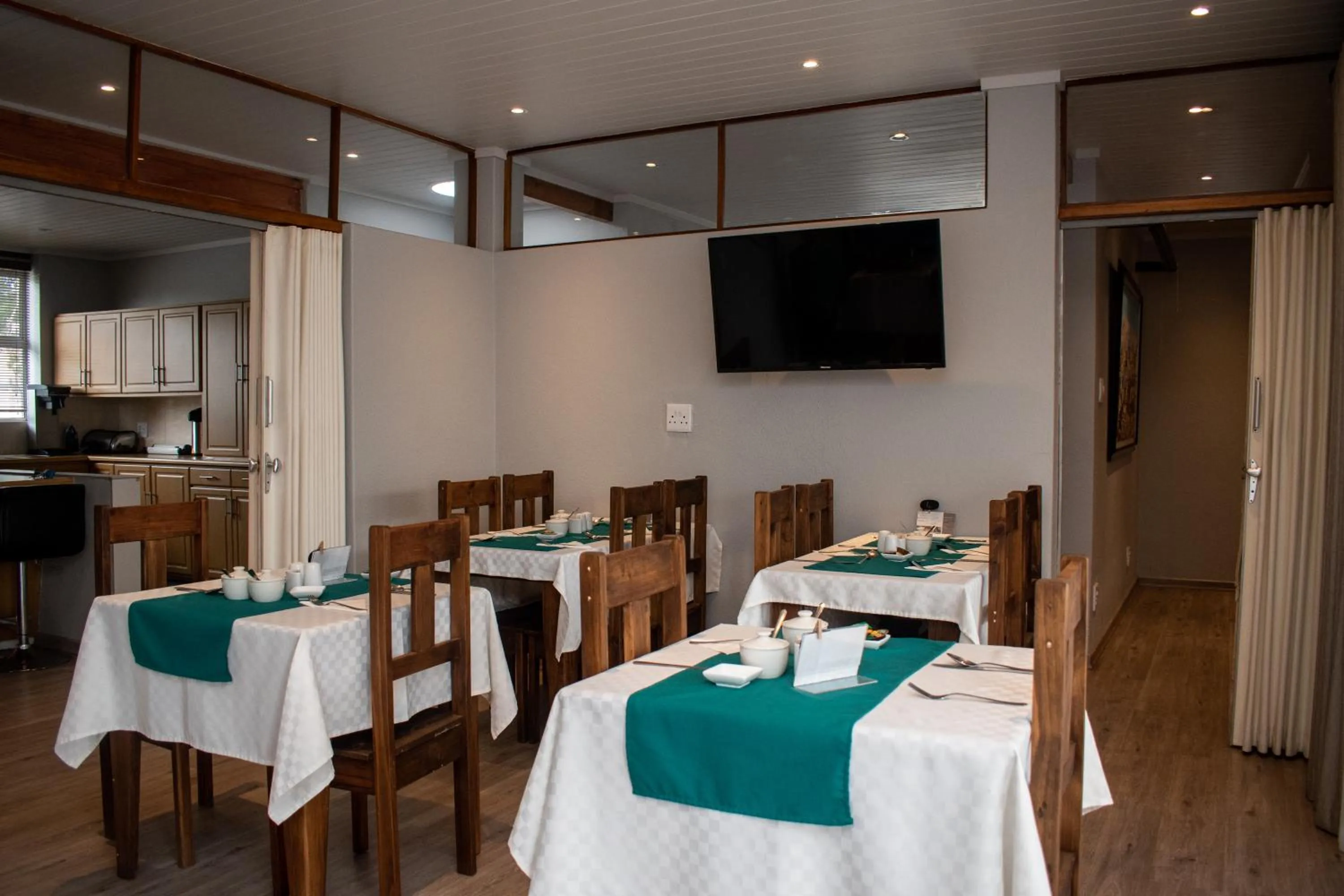 Breakfast in Balmoral Lodge