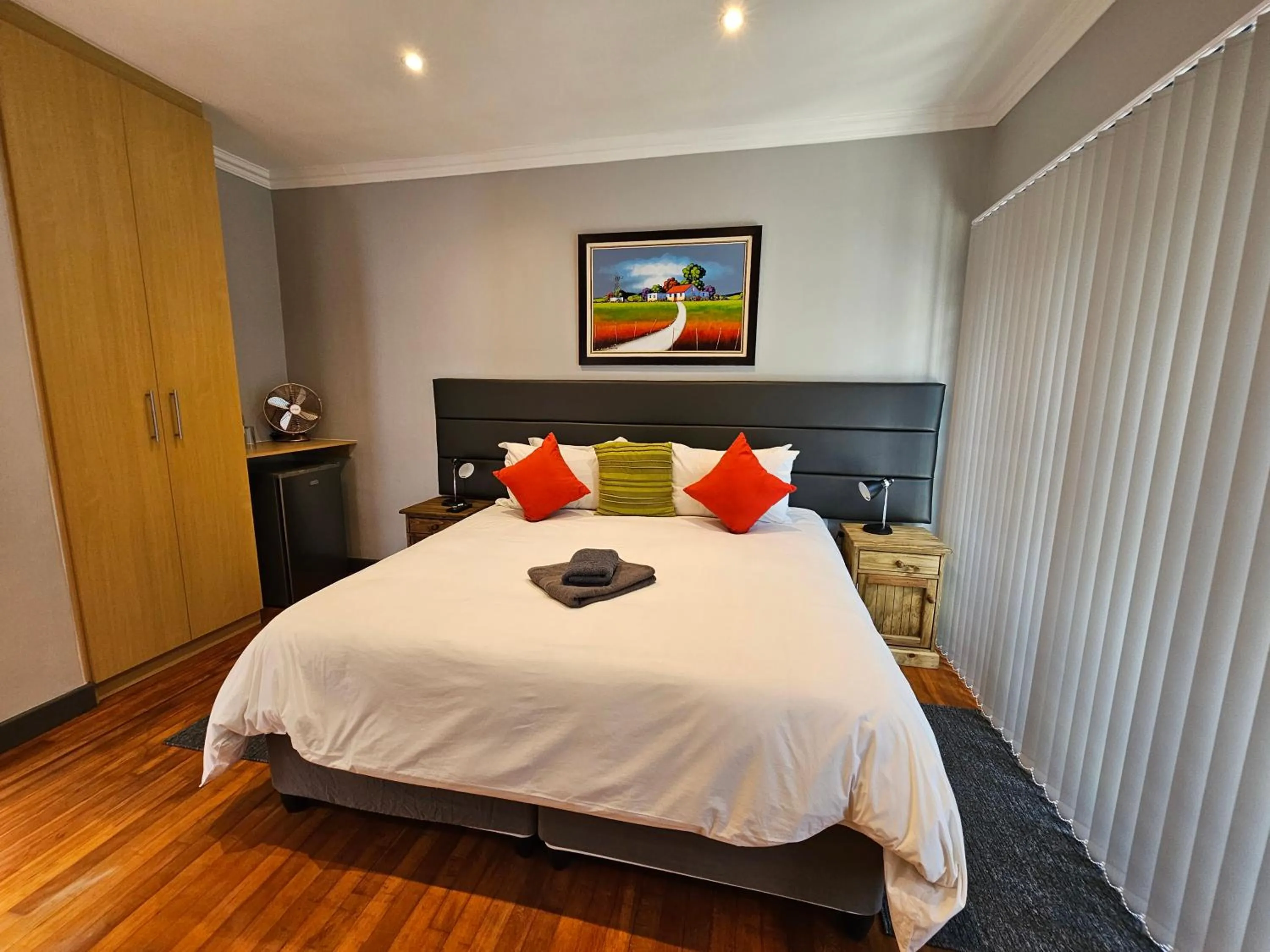 Photo of the whole room, Bed in Balmoral Lodge