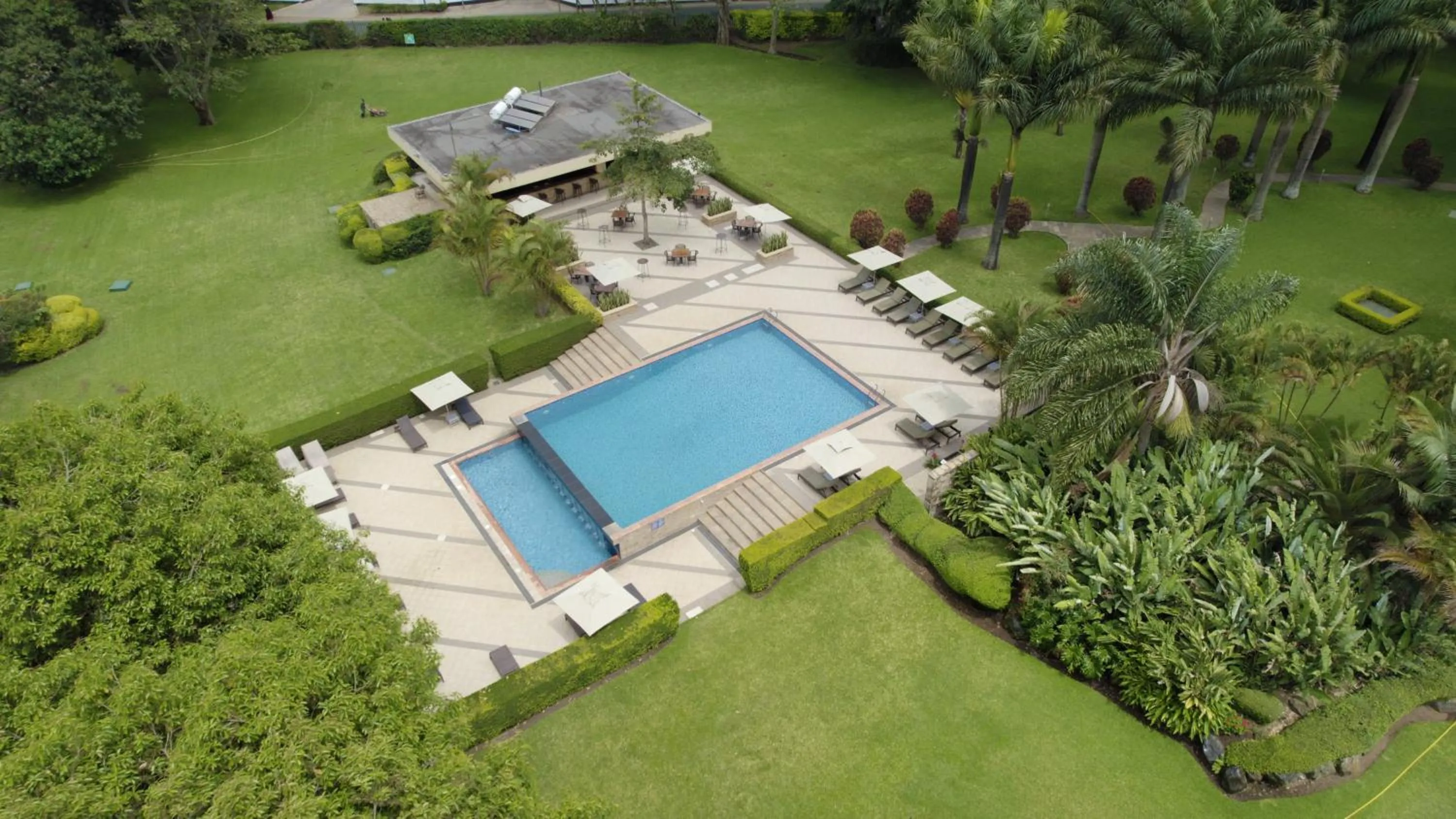 Swimming pool in Mount Meru Hotel