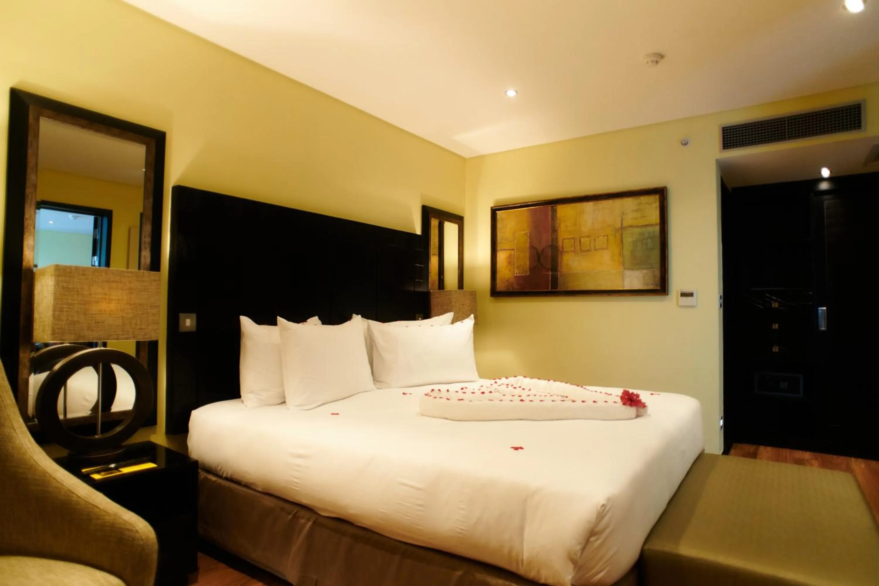 Bedroom, Bed in Mount Meru Hotel