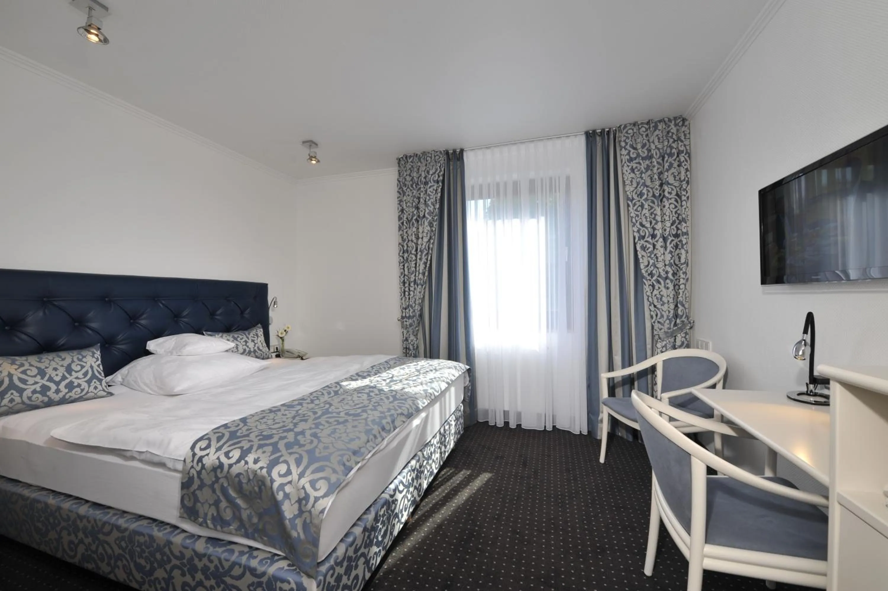 Photo of the whole room, Bed in Hotel Spiegel